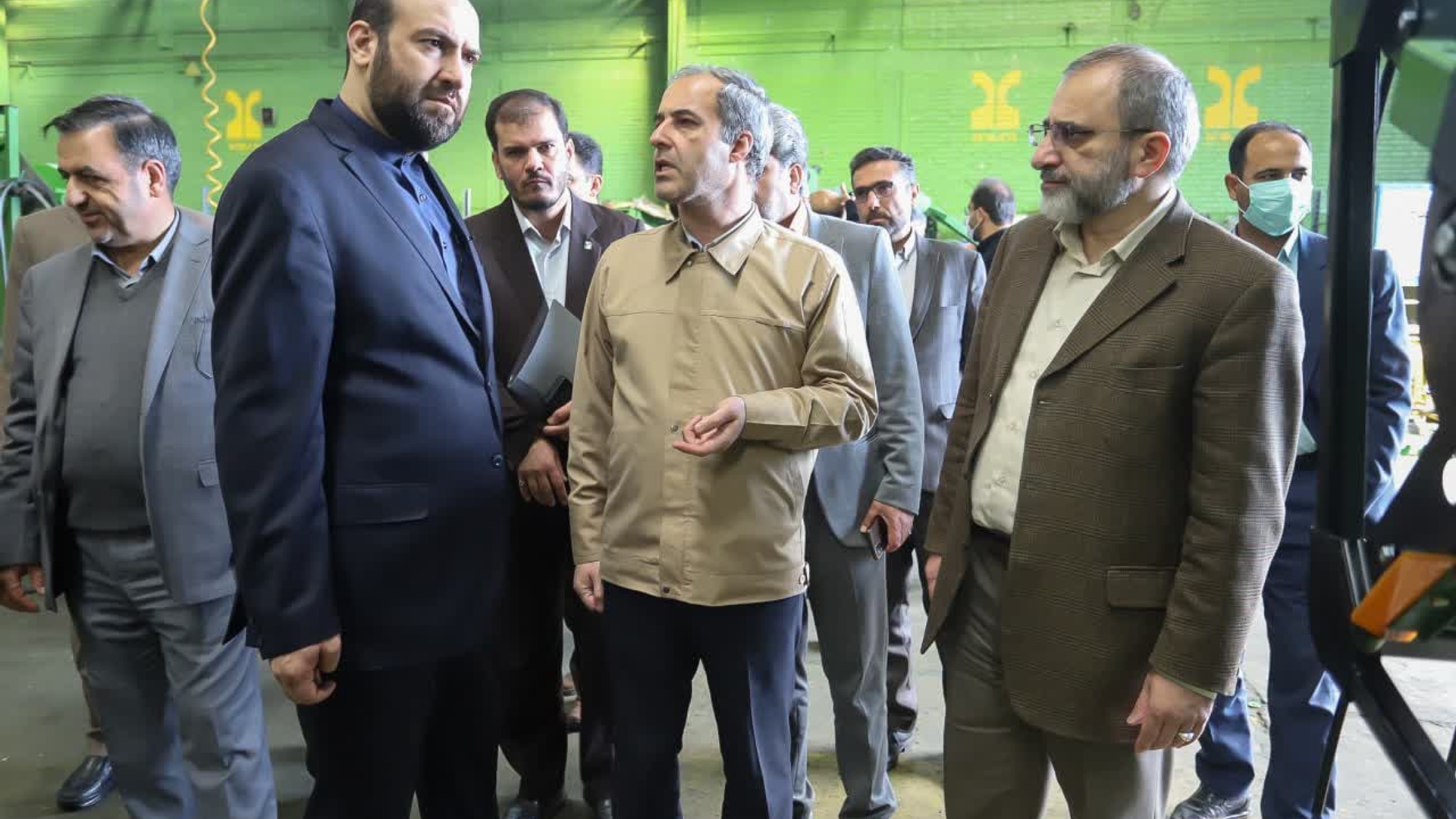 بازدید معاون رئیس جمهور و رئیس سازمان ملی استاندارد ایران، استاندار مرکزی، معاون هماهنگی امور اقتصادی استاندار و جمعی از مسوولین از شرکت کمباین سازی

یکشنبه ۱۳ آذر ۱۴۰۱