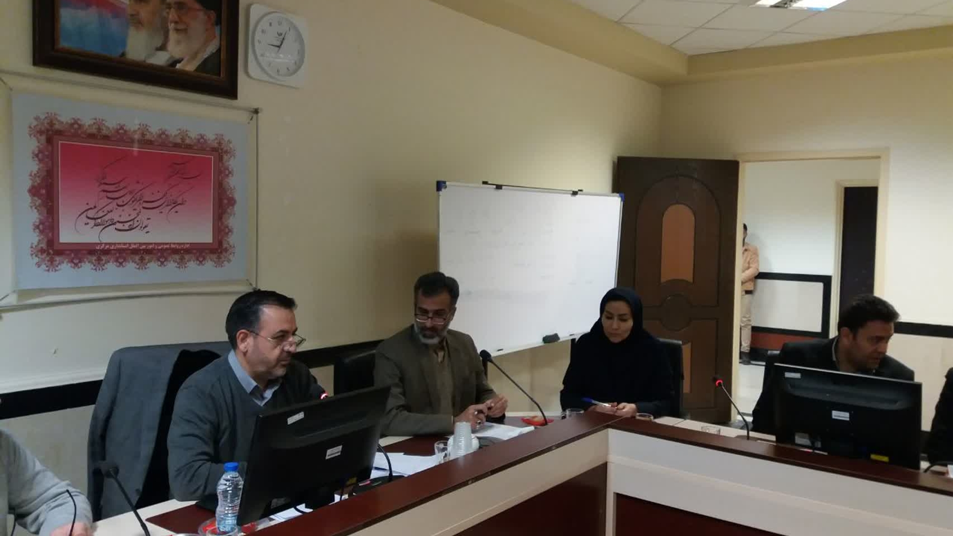 جلسه ستاد تسهیل رفع موانع تولید استان مرکزی به ریاست .معاون هماهنگی امور اقتصادی و توسعه منطقه ای استاندار و با حضور مدیرکل دفتر هماهنگی امور اقتصادی و مدیران مربوطه برگزار شد.در این جلسه مسائل و مشکلات ده واحد تولیدی استان مطرح و مصوباتی به تایید اعضای حاضر رسید. هزینه های زیر ساختی شهرک‌های صنعتی،استمهال تسهیلات دریافتی مواردی بود که تولیدکنندگان جهت رفع آن در جلسه مطرح و تصمیماتی در این خصوص اتخاذ گردید.

چهارشنبه ۱۶ آذر ۱۴۰۱