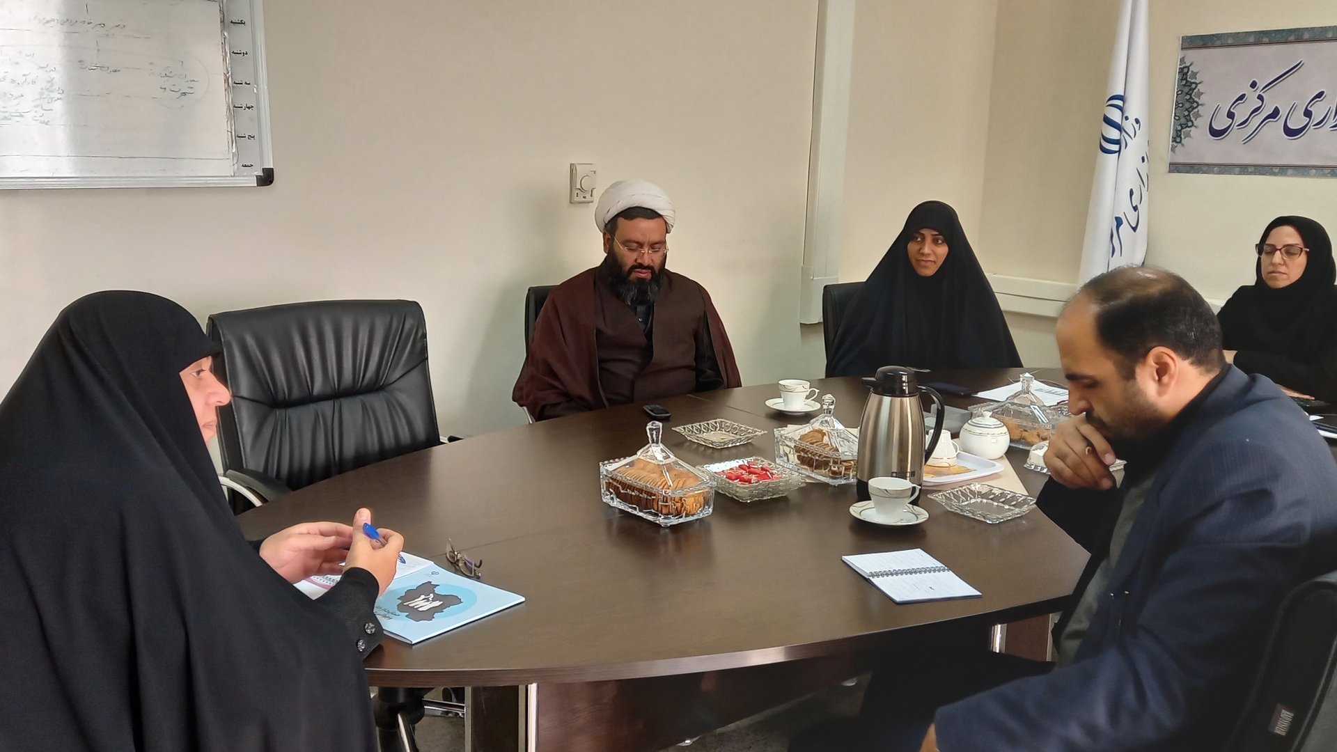 جلسه ششم بوم نویسی رویداد بحران جمعیت استان با تاکید بر بهبود فرهنگ سازی رسانه در خصوص بحران جمعیت به ریاست سرکار خانم مفتح زاده مدیرکل بانوان و آقای نجمی مدیر کل صدا و سیما در محل دفتر بانوان برگزار  گردید . ١٤٠١-٠٩-١٧