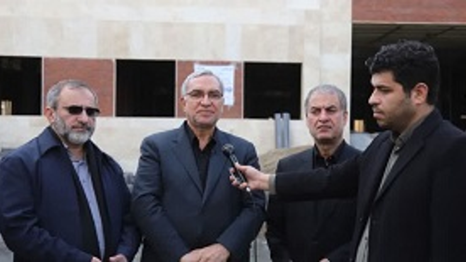 بازدید وزیر بهداشت، درمان و آموزش پزشکی و استاندار مرکزی از ساختمان درحال احداث مرکز جامع سلامت در شهر شازند