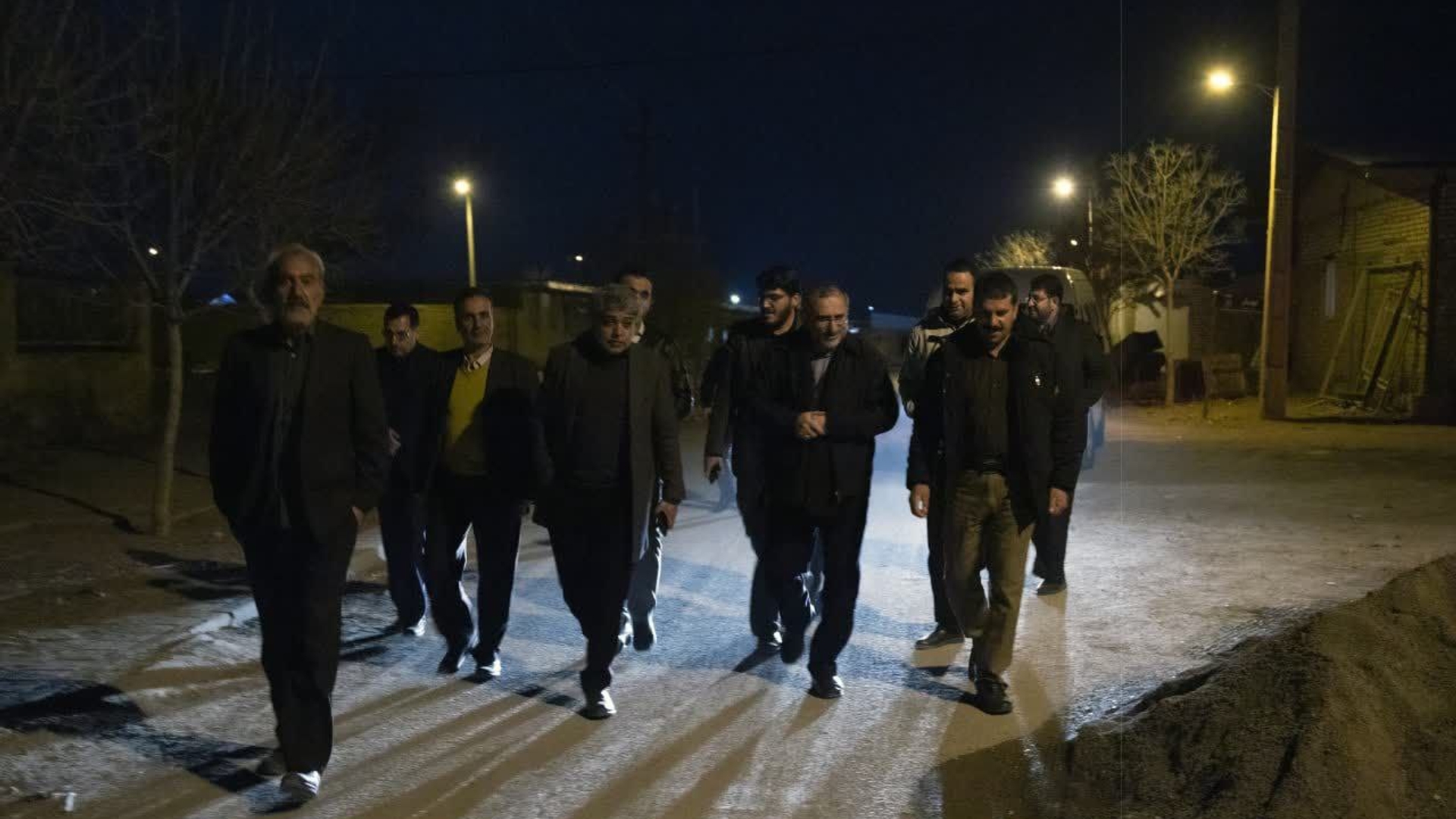 بازدید شبانه دکتر مخلص‌الائمه استاندار مرکزی به همراه 
محمد رضارضایی  فرماندار شهرستان تفرش وجمعی از مدیران کل استان  از روند پیشرفت و ساخت خانه‌های آسیب دیده از سیل در روستای آهنگران.