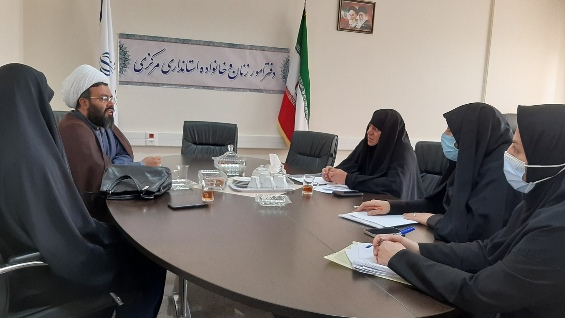 به ریاست مدیر کل بانوان استانداری جلسه  هماهنگی  سفرخانم  دکتر اختری مدیر کل امورزنان و خانواده و دبیر ستاد ملی جمعیت و خانواده وزارت کشور و باحضور حجت الاسلام  تاج آباد دبیر جبهه فرهنگی اجتماعی  استان در محل دفتر امور زنان و خانواده  استانداری برگزارگردید .  ١٤٠١-٠٩-٢٠