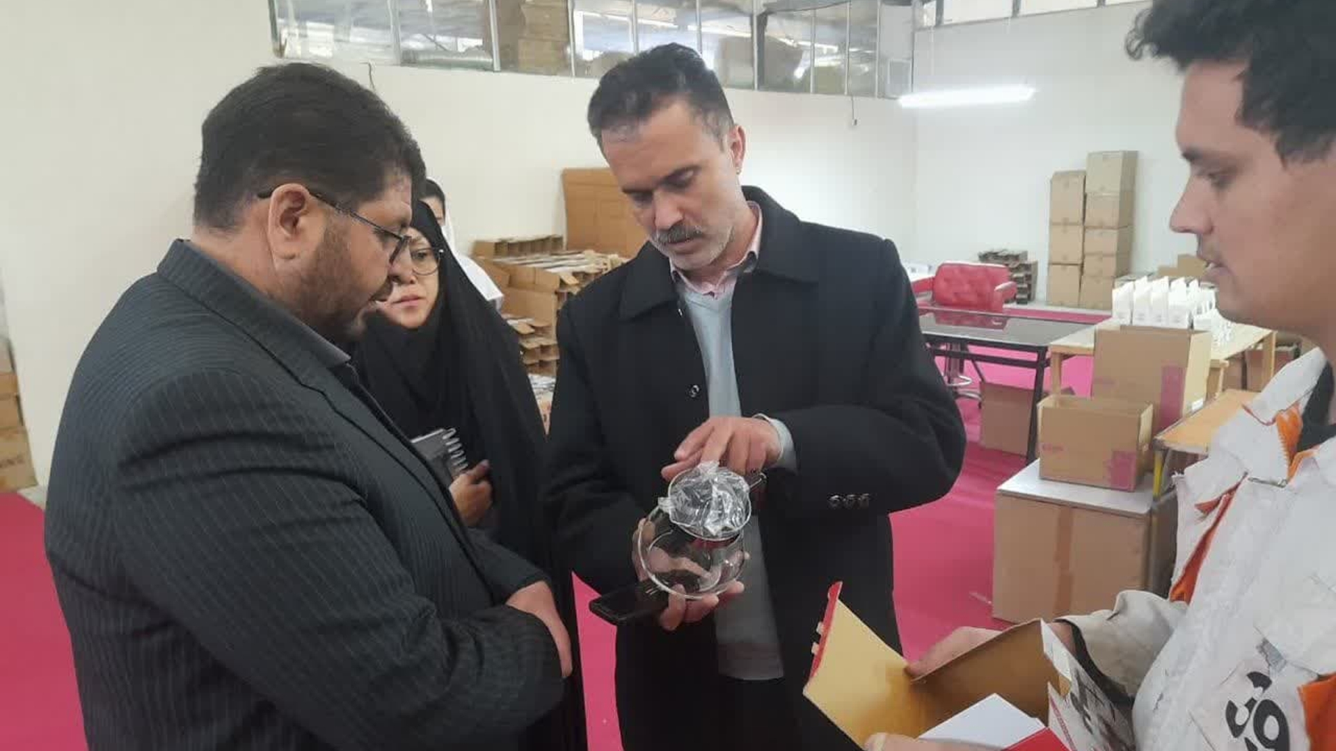 به منظور بررسی مشکلات و رفع موانع تولید در شهرستان بازدید میدانی محمدرضا رضایی فرماندار شهرستان تفرش و سایر مسئولین از کارخانه شیشه حدید صورت گرفت .