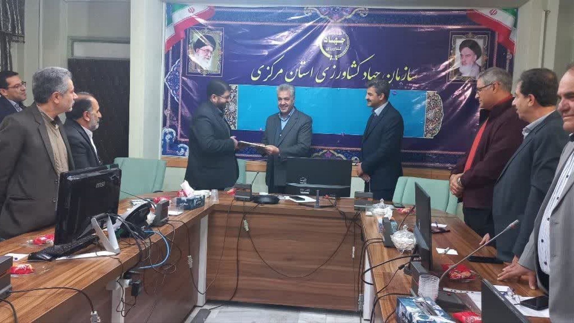 جلسه هماهنگی رفع مشکل گاز وبرق واحدهای دامداری وگلخانه های شهرستان تفرش باحضور مهندس محمدرضارضایی فرماندار شهرستان تفرش ،مهندس صفری ریاست سازمان جهاد کشاورزی استان، مشهدی مشاور نماینده مردم تفرش در مجلس شورای اسلامی ومدیران شرکت گاز استان وشرکت توزیع برق استان وسایر کارشناسان مربوطه در سازمان جهاد کشاورزی استان برگزار گرددید .