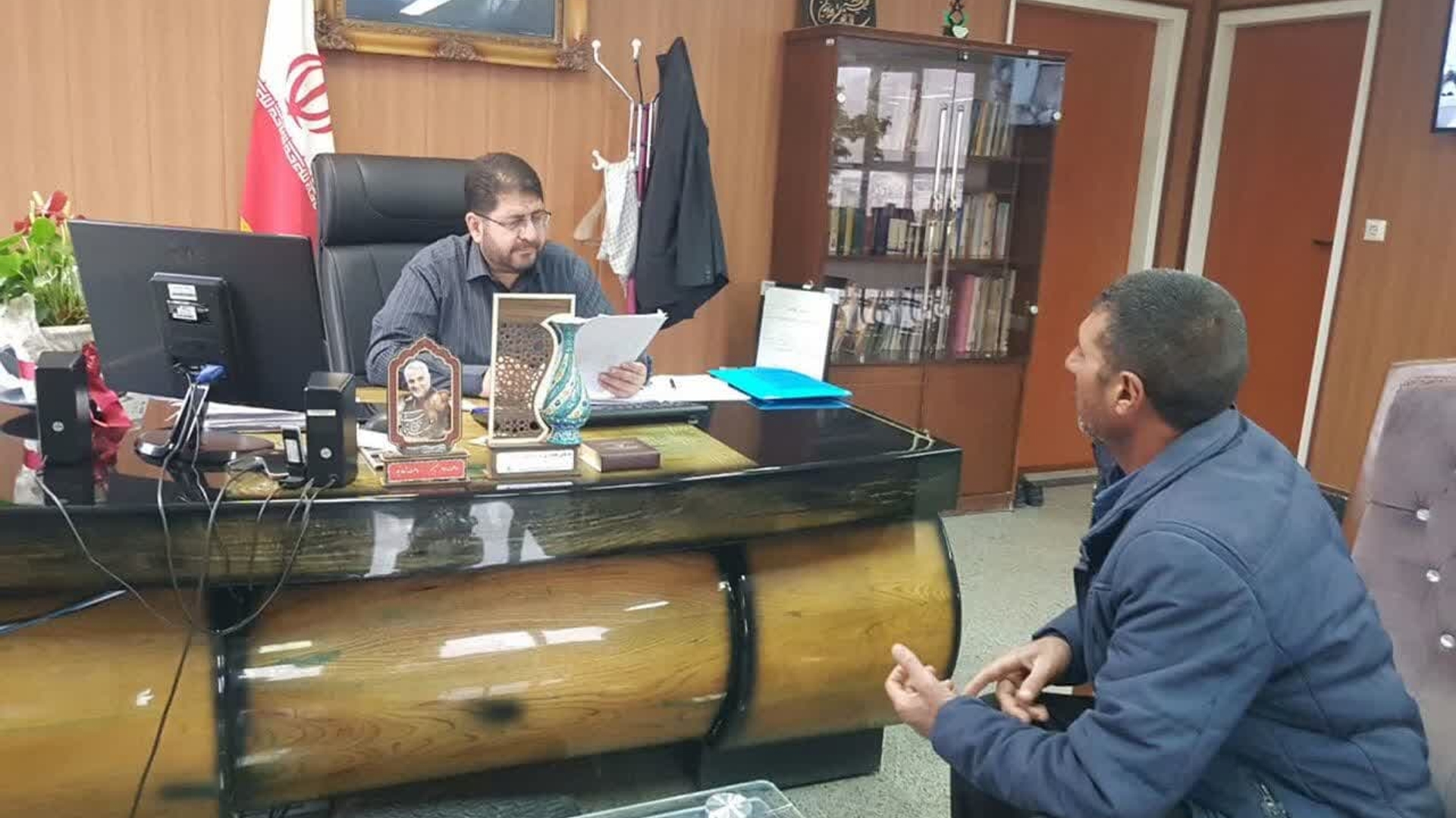 صبح امروز، تعدادی از همشهریان تفرشی با حضور در فرمانداری تفرش با محمدرضا رضایی فرماندار تفرش دیدار و مسائل و مشکلات خود را بیان و مهندس رضایی فرماندار تفرش دستورات لازم جهت پیگیریهای مسائل مطروحه صادر نمود.