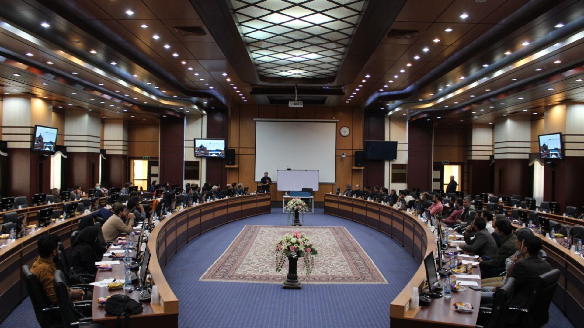 برگزاری گارگاه آموزشی مدیریت بحران در روستاها با موضوع کاهش مخاطرات سیلاب در روستاها و کمک به اجرای طرح زمستانه ویژه دهیاران بخش های تابعه شهرستان اراک