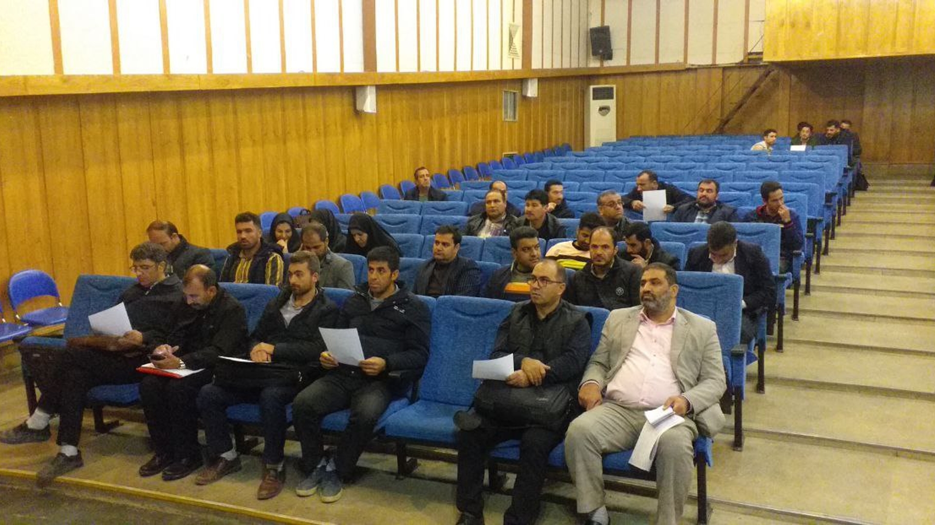 برگزاری گارگاه آموزشی مدیریت بحران در روستاها با موضوع کاهش مخاطرات سیلاب در روستاها و کمک به اجرای طرح زمستانه ویژه دهیاران بخش های تابعه شهرستان شازند