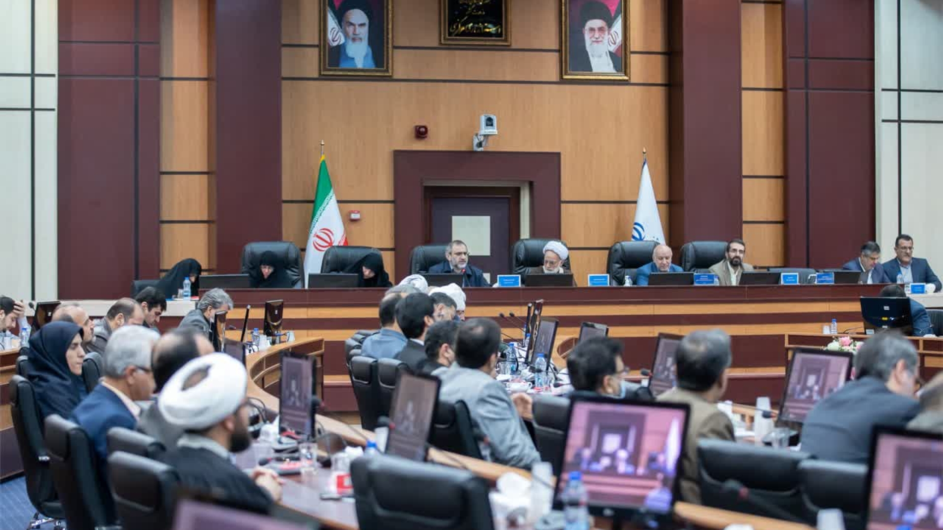 جلسه شورای اداری با موضوع جوانی جمعیت و با حضور نماینده  ولی فقیه  در  استان حجت الاسلام دری نجف آبادی و پرفسور اکبری مشاور عالی وزارت کشور و خانم دکتر اختری مدیرکل دفترزنان و خانواده وزارت کشور و مدیرکل بانوان استانداری و مدیران کل دستگاههای اجرایی و ارائه گزارش درخصوص اقدامات برای جوانی جمعیت درسالن غدیر استانداری برگزار گردید . ١٤٠١-٠٩-٢٤