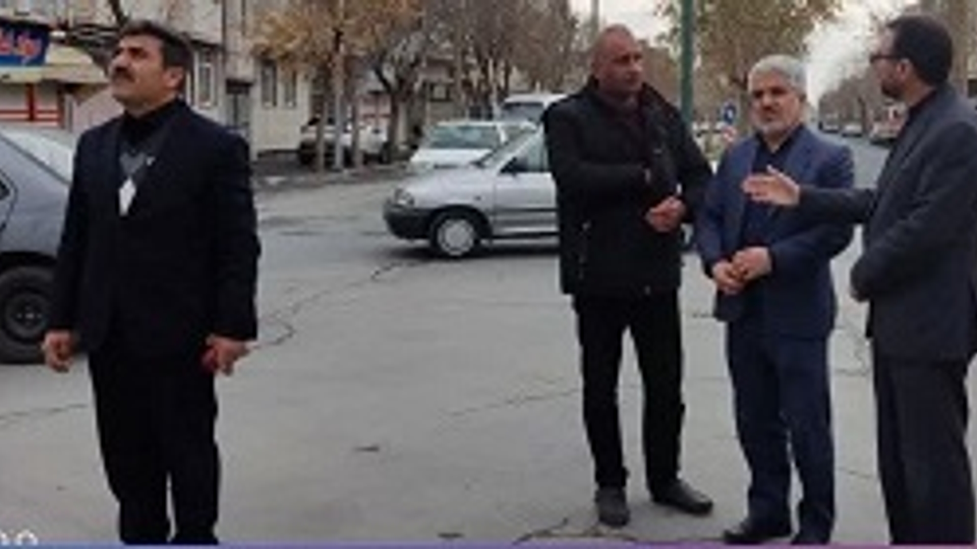 بازدید فرماندار شهرستان شازند از روند نصب پایه های چراغ های راهنمایی و رانندگی در سطح شهر شازند