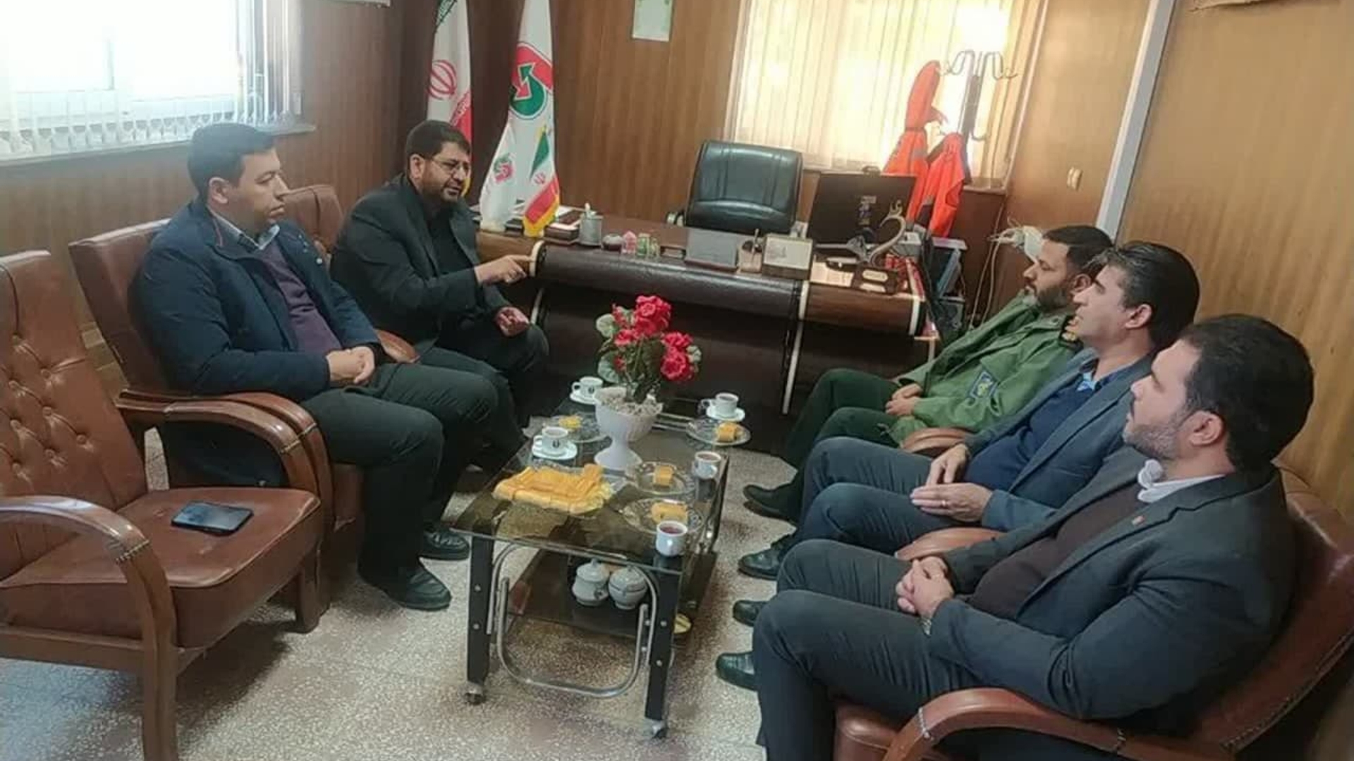 دیدار محمدرضا رضایی فرماندار شهرستان تفرش به اتفاق سرهنگ میرهادی فرمانده ناحیه مقاومت بسیج تفرش ، شهردار تفرش و درودیان بخشدار مرکزی با رئیس و کارکنان اداره راهداری شهرستان تفرش به مناسبت روز راهداری وحمل ونقل .
در این دیدار محمدرضا رضایی فرماندار تفرش ضمن تبریک روز حمل و نقل جاده ای به ریاست و کارکنان راهداری شهرستان از زحمات این عزیزان تقدیر نمودند.در این جلسه هم چنین آمادگی های راهداری شهرستان در فصل زمستان بررسی و هماهنگی های لازم در این خصوص صورت گرفت.