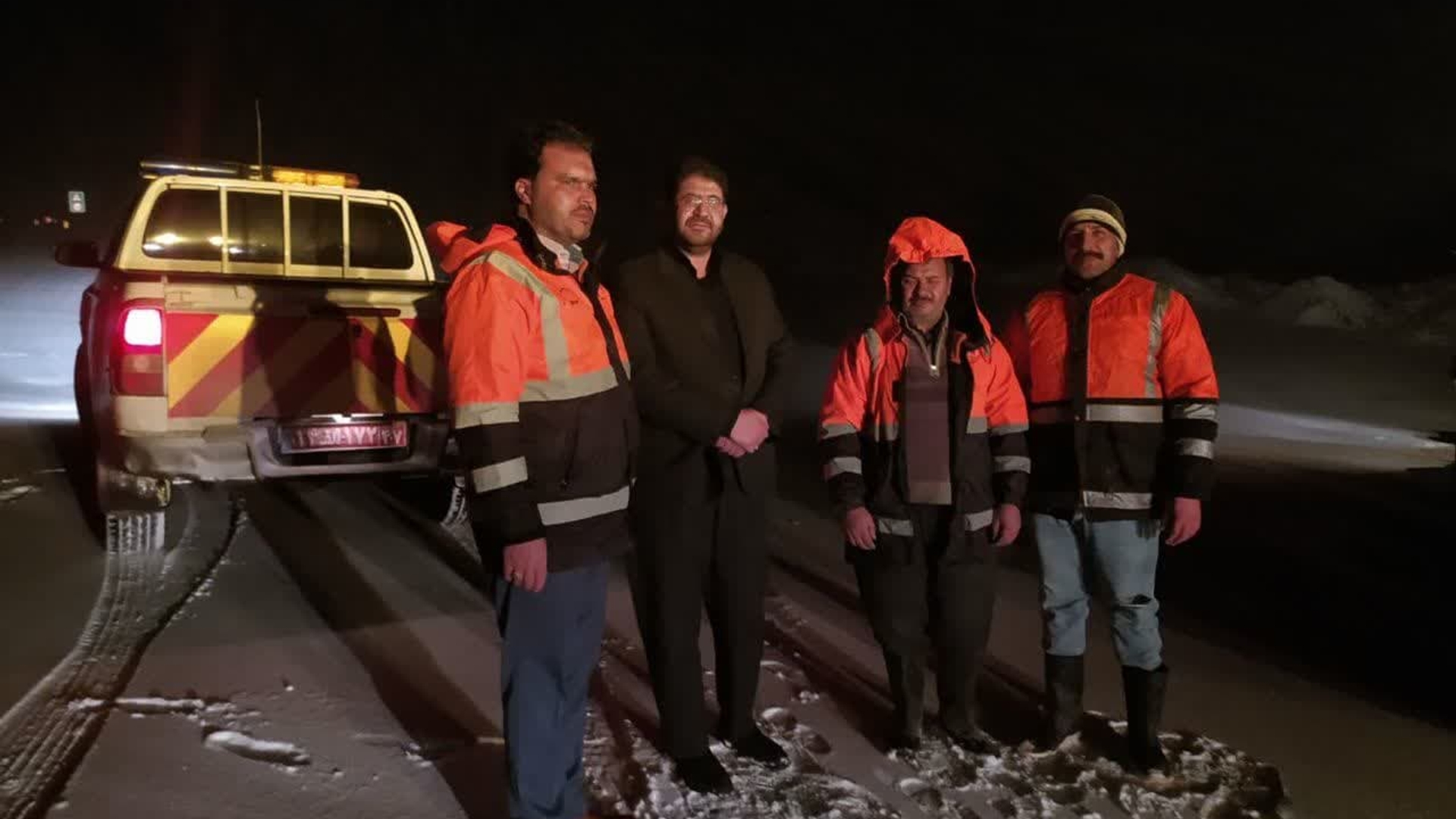 برف روبی گردنه گیان شهرستان تفرش و بازدید میدانی فرماندار تفرش  ساعت ۲:۳۰ بامداد