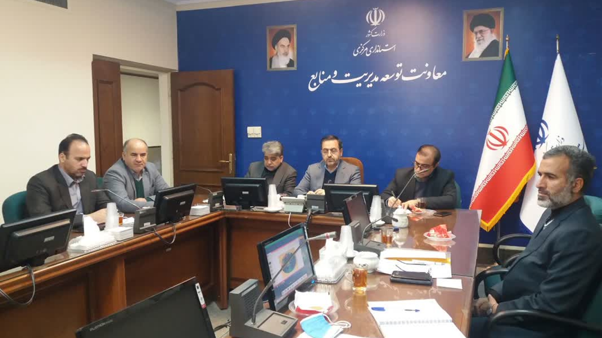 نشست اقدام مشترک کارگروه اقدام مشترک ملی و کارگروه منطقه 4 استانی با حضور کوشش تبار معاون هماهنگی امور اقتصادی و توسعه منطقه ای وزارت کشور، میرزاخانی معاون هماهنگی امور اقتصادی و توسعه منطقه ای استاندار، گودرزی مدیرکل دفتر اقتصادی و مدیران کل اعضای کارگروه اقدام مشترک به صورت ویدئو کنفرانس برگزار شد.
در این نشست مسائل، مشکلات و پیشنهادات مرتبط با کارگروه و شرایط بازار و نظارت بازرسی مورد بحث و تبادل نظر قرار گرفت و تصمیمات لازم اتخاذ شد.

دوشنبه 5 دیماه 1401