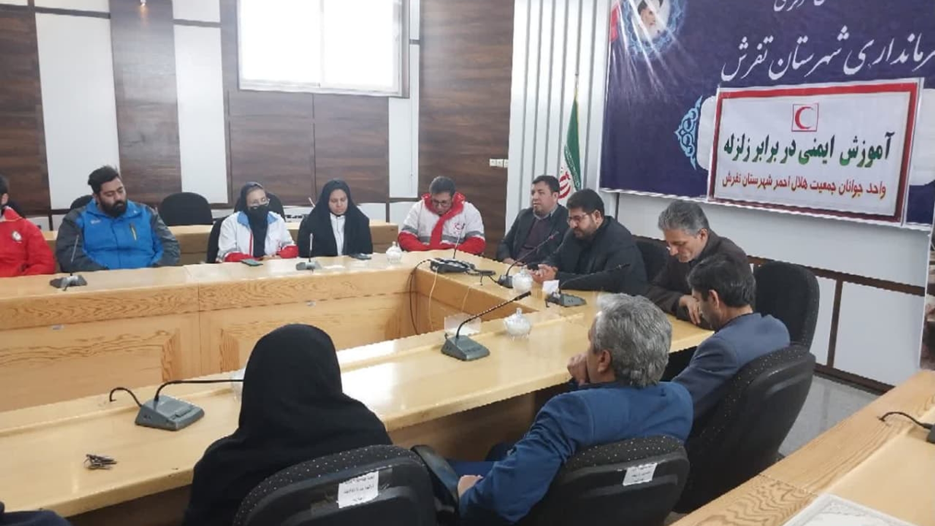 برگزاری مانور و آموزش ایمنی در برابر زلزله بمناسبت سالروز زلزله بم به همت جمعیت هلال احمر شهرستان تفرش با حضور محمدرضا رضایی فرماندار تفرش در محل فرمانداری برگزار گردید.