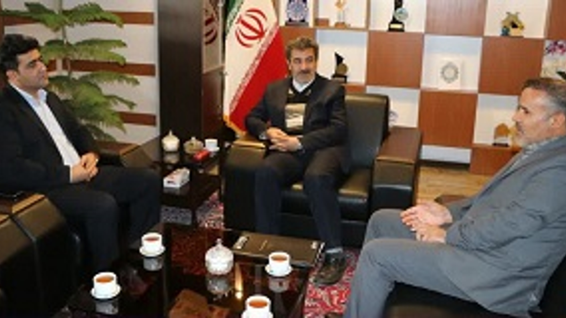 دیدار و نشست فرماندار شهرستان شازند با مدیرکل نوسازی و تجهیز مدارس استان مرکزی