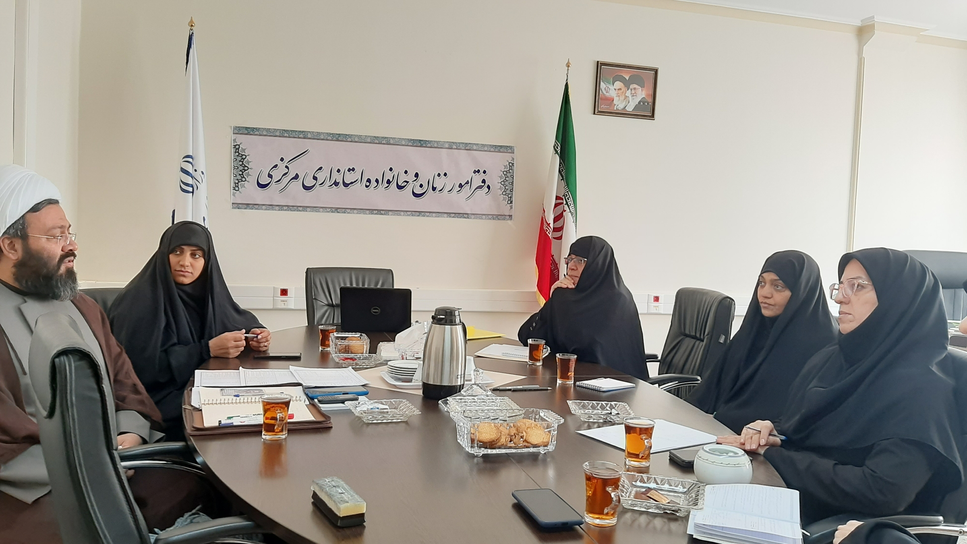 جلسه  جبهه جمعیتی استان به ریاست سرکار خانم مفتح زاده مدیر کل  بانوان  استانداری و  با حضور دبیر جبهه  فرهنگی  انقلاب اسلامی و دبیر مجمع فعالان جمعیت استان حجت الاسلام تاج  آباد و کارشناس  جمعیت  دانشگاه علوم پزشکی و رئیس  جامعه زنان بسیج استان در محل دفتر امور بانوان  برگزار  گردید  .  ١٤٠١-١٠-٠٤