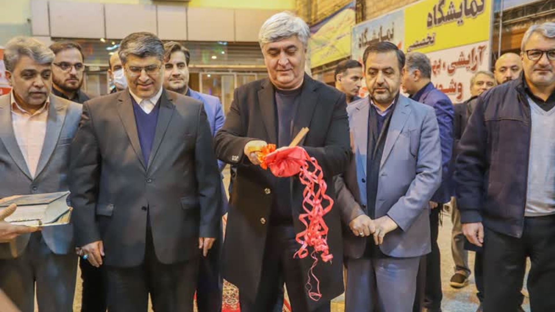 یازدهمین نمایشگاه صنعت خودرو، قطعات و صنایع وابسته در اراک با حضور میرزاخانی معاون هماهنگی امور اقتصادی و توسعه منطقه ای استانداری و مدیرعامل شرکت ایران خودرو 
مدیرعامل گروه صنعتی ایران خودرو گفت: تولیدات کیفی گروه صنعتی ایران خودرو ۵۰ درصد افزایش یافت.
 خطیبی چهارشنبه شب در حاشیه گشایش نمایشگاه خودرو و قطعات وابسته در نمایشگاه بین‌المللی اراک افزود: پروژه تولید کامل ایران خودرو به تنهایی ۲۵ درصد ارتقای کیفیت برای محصولات به همراه داشته و حدود ۸۰ درصد از ۲۷۹ پروژه ارتقای کیفی تعریف شده در این صنعت، اجرا شده است.
وی بیان کرد: بحث افزایش ارتقای کیفی تولیدات ایران خودرو، آرام آرام برای مشتریان محسوس می‌شود.
مدیرعامل ایران گروه صنعتی ایران خودرو ادامه داد: امسال اتفاق مهمی در صنعت خودروسازی رخ داد و این گروه برای همیشه با خودروهای ناقص خداحافظی کرد، خودروهای ناقص دهه‌های اخیر صنعت خودرو را آزار می‌داد و از ابتدای خردادماه امسال ۱۰۰ درصد تولیدات ایران خودرو تولید کامل است.
خطیبی اظهار داشت: برنامه تولید گروه صنعتی ایران خودرو تا پایان سال، حدود ۷۵۰ هزار دستگاه هدفگذاری شده است که امید است بخش زیادی از آن محقق شود و از ابتدای امسال تا صبح امروز (چهارشنبه) بالغ بر ۴۷۰ هزار دستگاه تولید شده و این به معنی آن است که تولیدات ۱۴۹ هزار دستگاه نسبت به مدت مشابه قبل بیشتر شده است.
وی تصریح کرد: همچنین میزان عرضه و تحویل به بازار هم مقدار قابل توجهی نسبت به سال قبل افزایش داشته و حدود ۴۰ درصد تحویل بیشتر شده است.

پنجشنبه 8 دی 1401