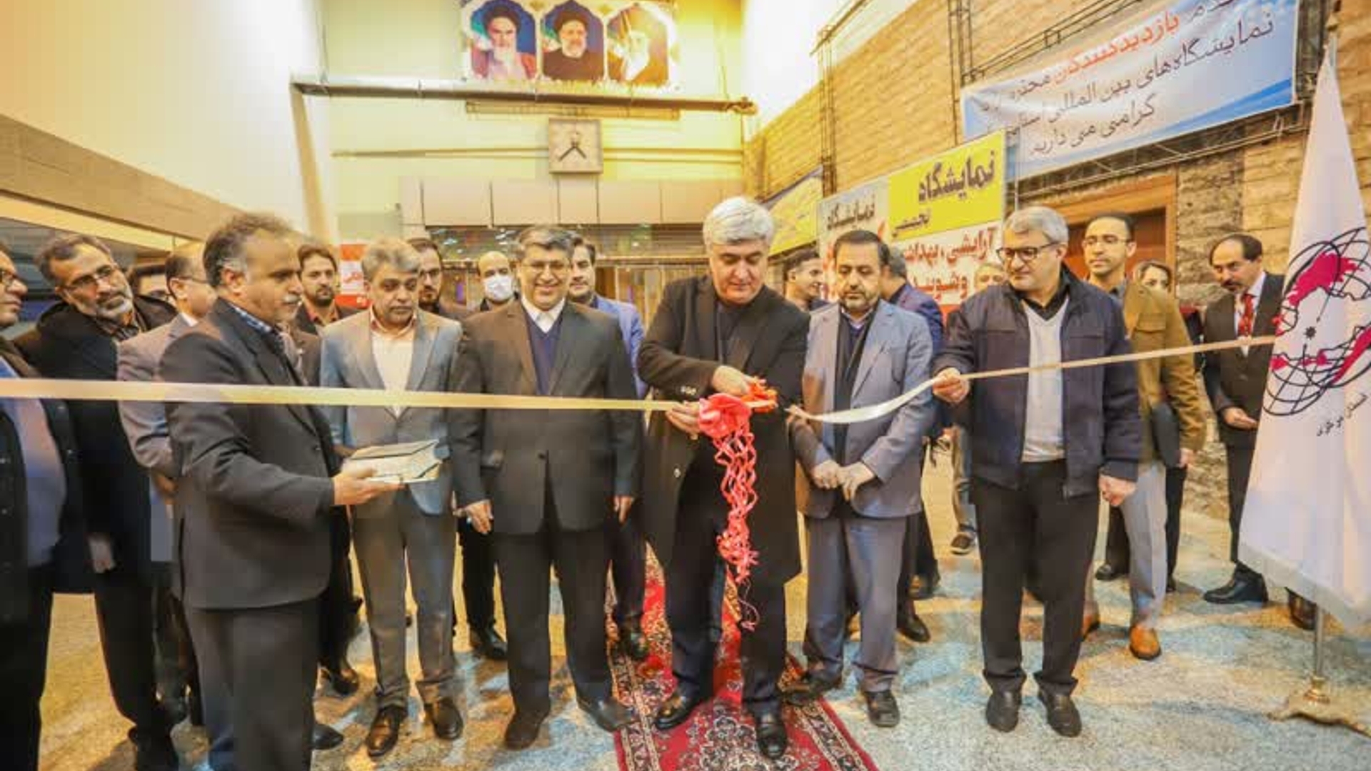 یازدهمین نمایشگاه صنعت خودرو،قطعات و صنایع وابسته در اراک افتتاح شد.دراین مراسم که معاون هماهنگی امور اقتصادی و توسعه منطقه ای استاندار ،مدیرعامل شرکت ایران خودرو،نماینده مردم شریف اراک،خنداب و کمیجان و نایب رئیس کمسیون صنایع مجلس شورای اسلامی،مدیرکل دفتر هماهنگی امور اقتصادی و مدیرکل صمت استان حضور داشتند توانمندی های صنعت خودرویی استان در معرض دید بازدیدکنندگان قرار گرفت.این نمایشگاه تاپایان  روز جمعه نهم دیماه آماده بازدید علاقمندان این صنعت در نمایشگاه بین المللی غرب ایران در اراک می باشد.

پنجشنبه 8 دی 1401