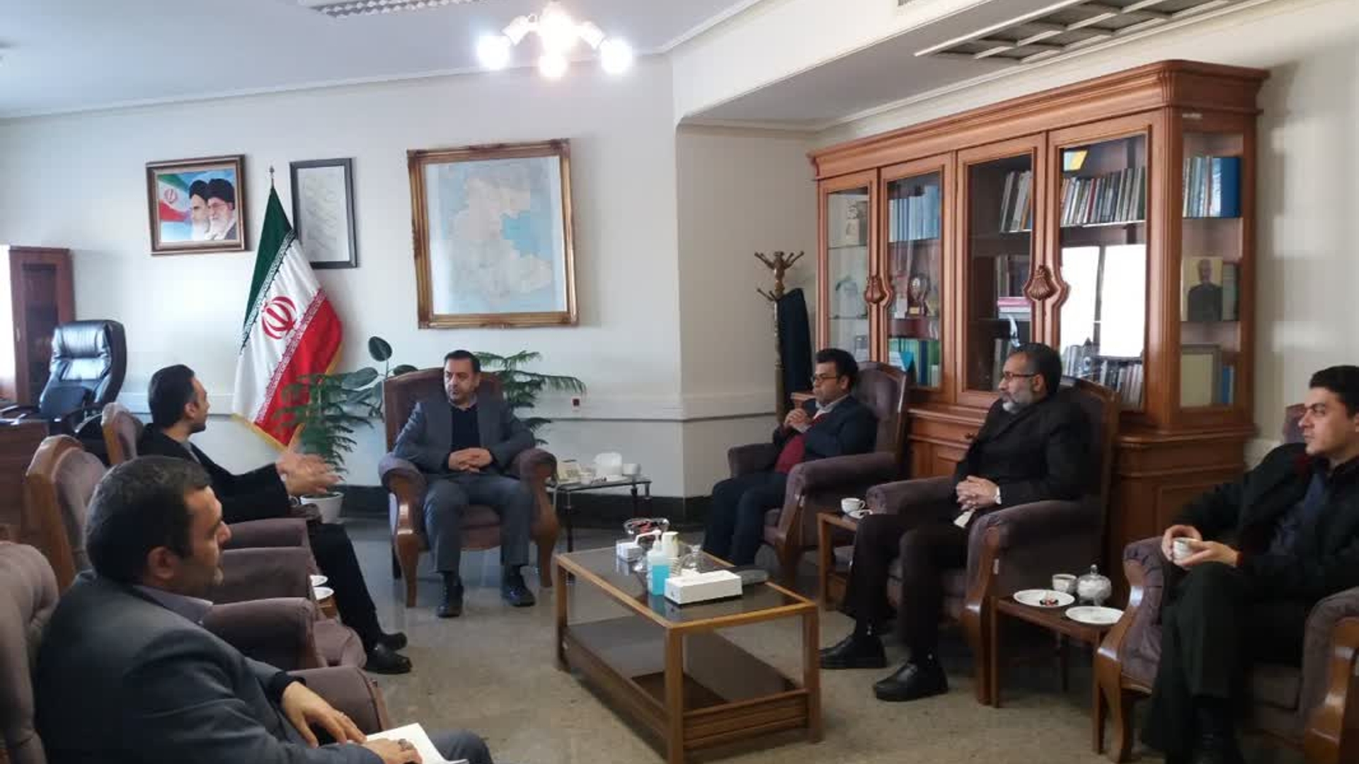 جلسه. بررسی طرح شهرک گیاهان دارویی با حضور دکتر غفارزادگان رییس پژوهشکده گیاهان دارویی جهاد دانشگاهی کشور به ریاست میرزاخانی معاون هماهنگی امور اقتصادی وتوسعه منطقه ای استاندار، مدیرکل دفتر هماهنگی امور اقتصادی وجمعی از مدیران برگزار گردید

پنجشنبه 8دی 1401