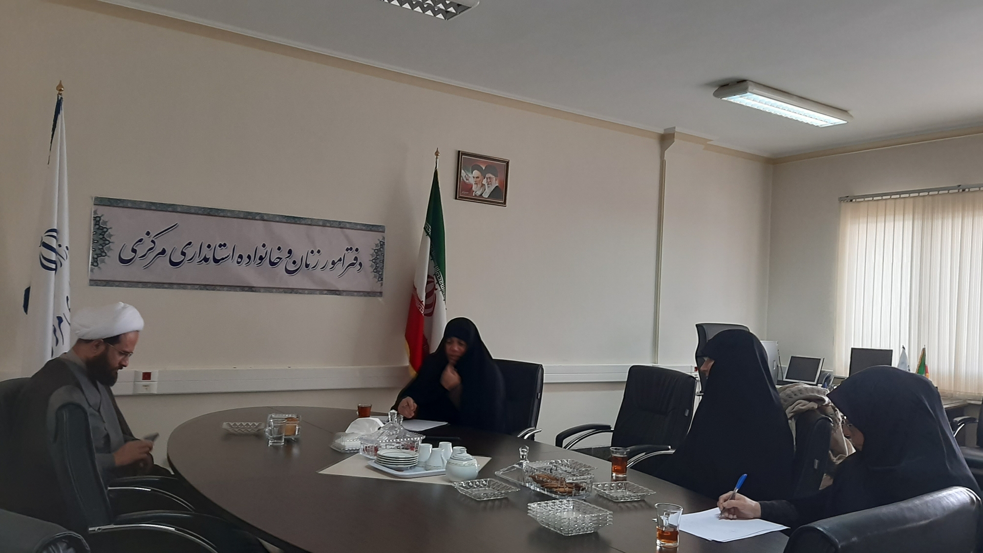 جلسه کارگروه جمعیت به ریاست سرکار خانم مفتح زاده مدیر کل بانوان برای  بررسی طرح های حوزه جمعیت و خانواده با هدف استفاده از ظرفیت های  فعالیت دفتر برای هماهنگی بین دستگاهی جهت اجرای برنامه های این حوزه در  محل  دفتر امور بانوان استانداری  برگزار گردید.  ١٤٠١-١٠-٠٧