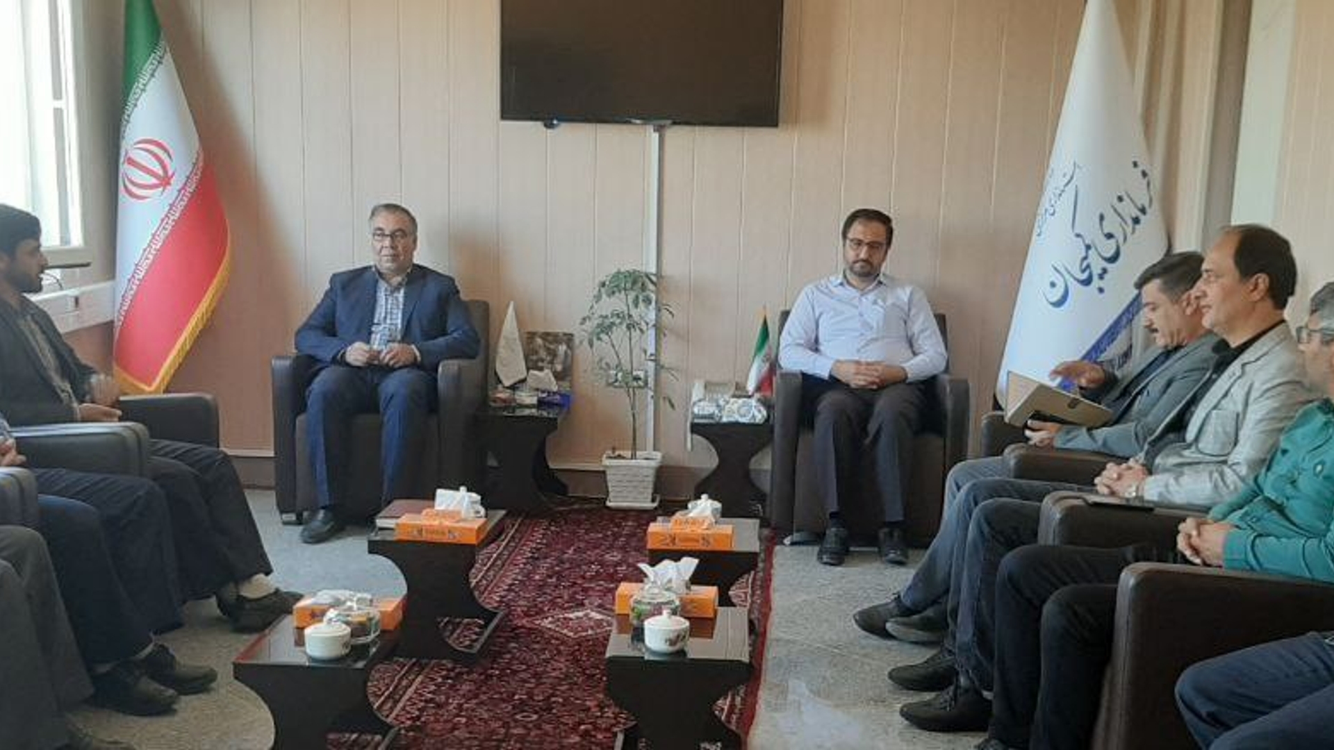 دیدار رئیس اداره صنعت، معدن و تجارت شهرستان، رئیس اتاق اصناف و روسای اتحادیه های صنفی شهرستان با فرماندار شهرستان کمیجان به مناسبت هفته دولت