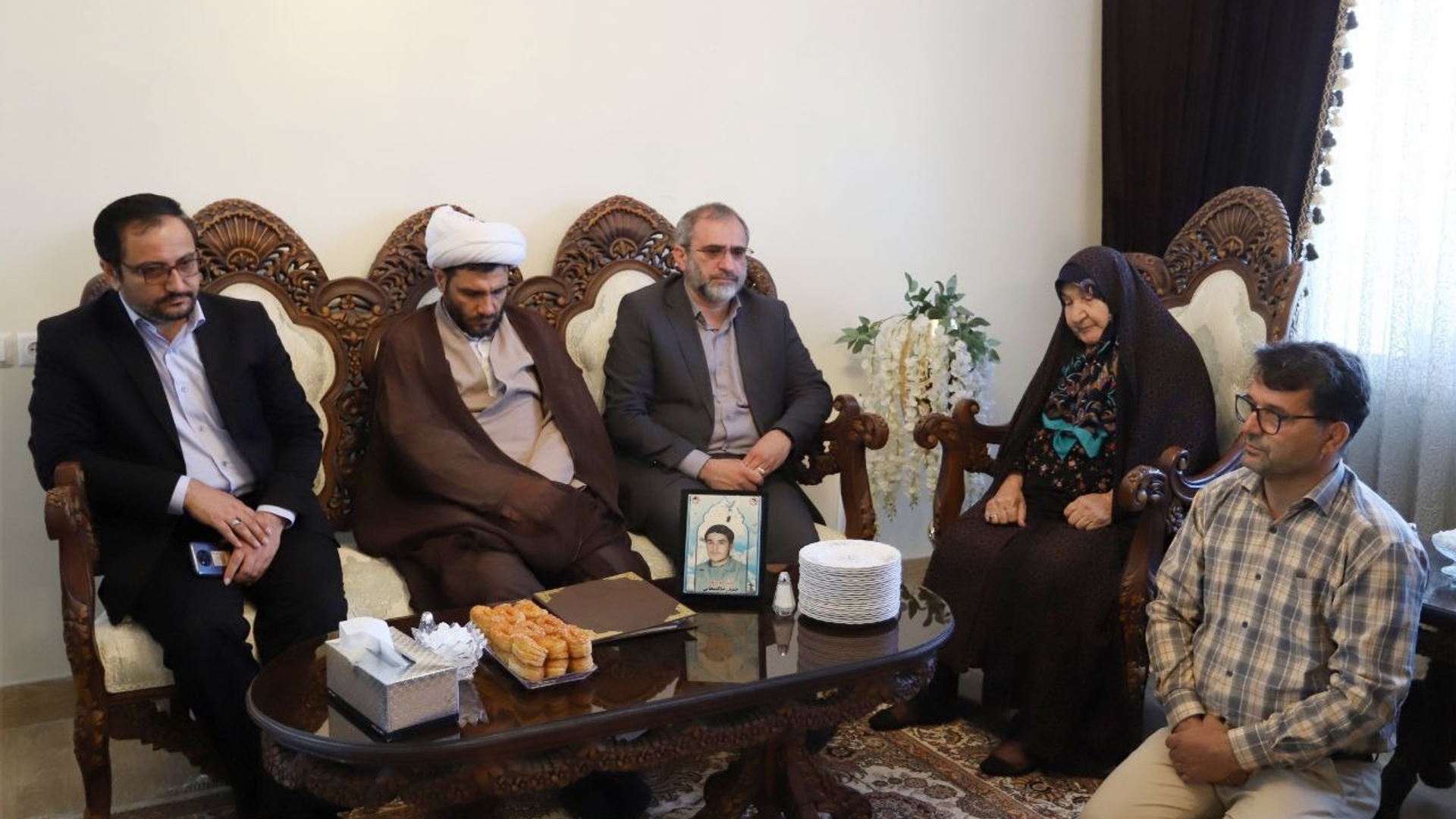 دیدار استاندار مرکزی، معاون هماهنگی امور عمرانی استاندار و فرماندار کمیجان با خانواده شهید کمیجانی
