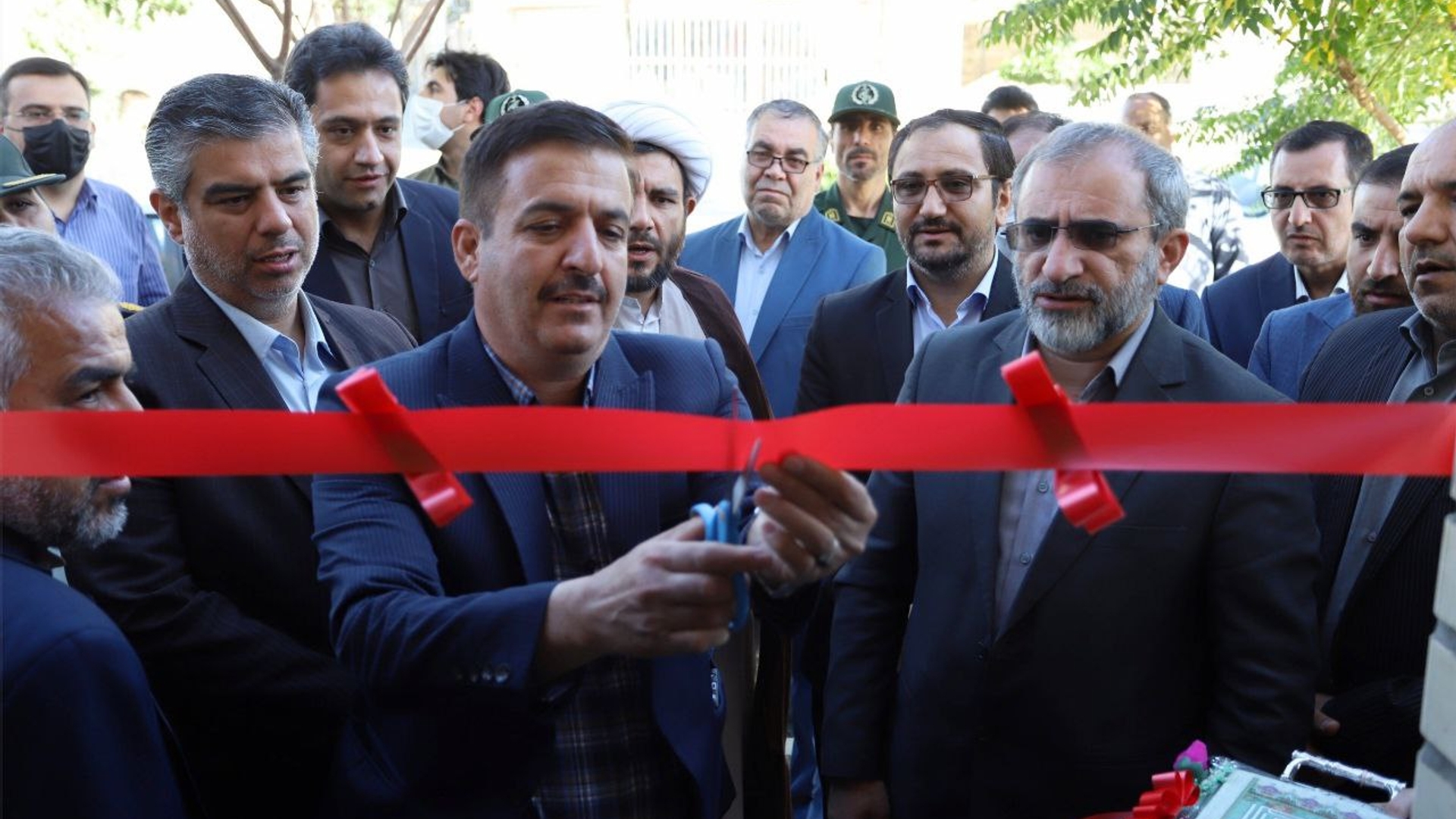 همزمان با هفته دولت استاندار مرکزی به همراه معاون هماهنگی امور عمرانی استاندار، فرماندار کمیجان و جمعی از مدیران بازارچه صنایع دستی در کمیجان افتتاح شد