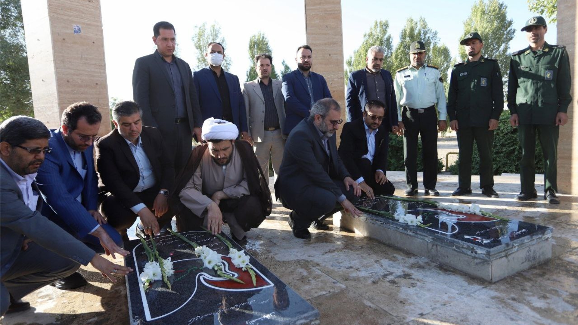 همزمان با هفته دولت استاندار مرکزی به همراه معاون هماهنگی امور عمرانی استاندار، فرماندار کمیجان و جمعی از مدیران با حضور در گلزار مطهر شهدای کمیجان به مقام شامخ شهدا ادای احترام کردند