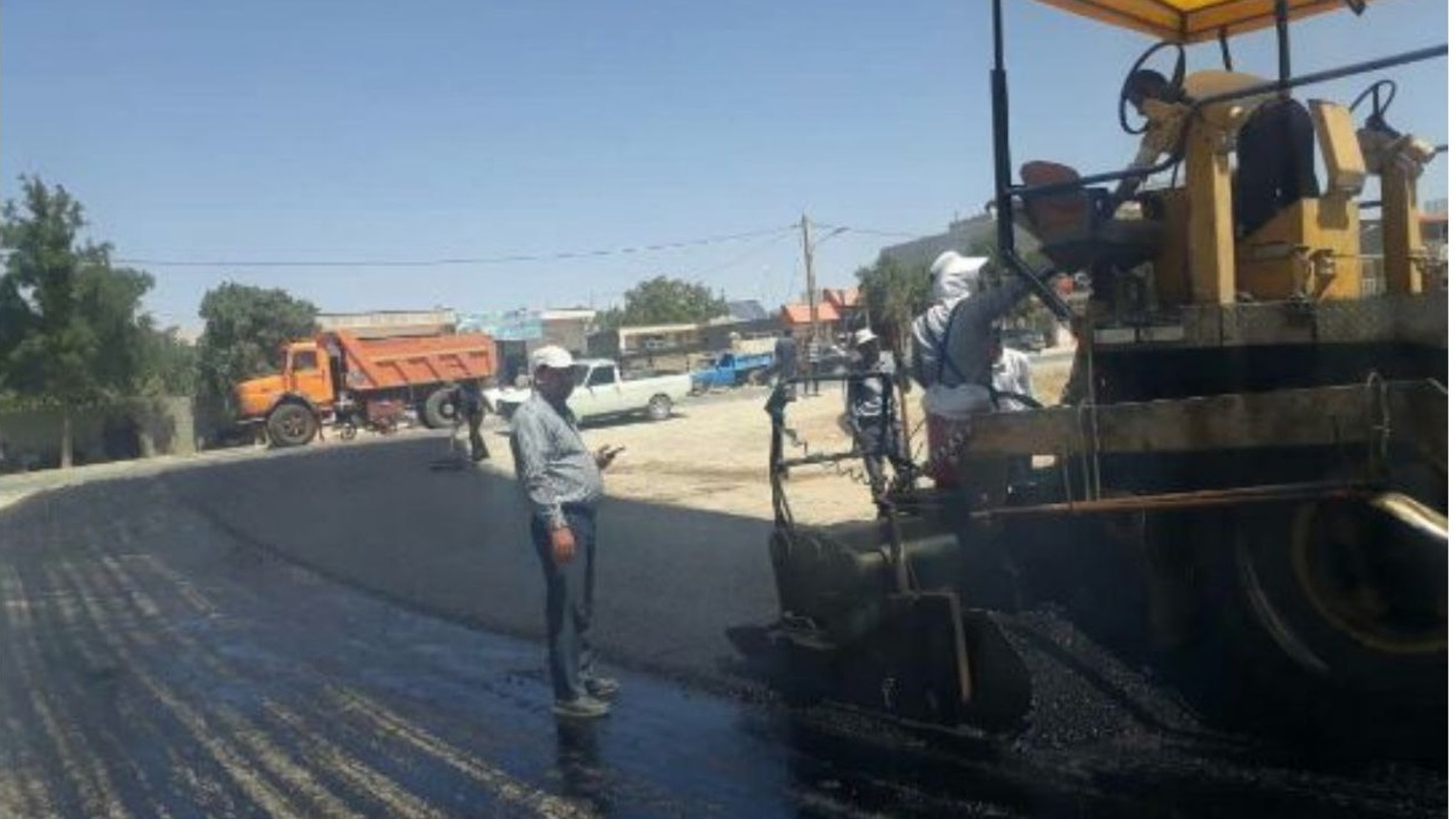 اجرای آسفالت و بهسازی معابر روستای سمقاور توسط دهیاری روستا