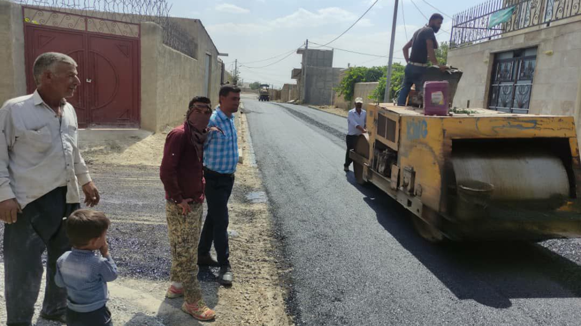 اجرای پروژه آسفالت معابر روستای امامزاده عباس