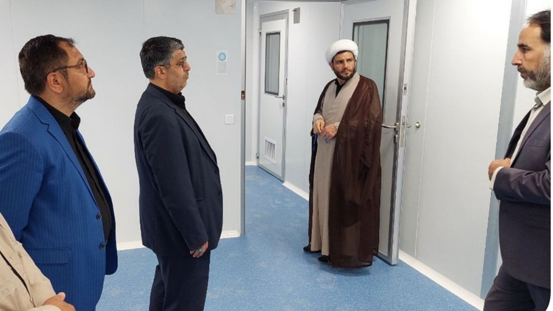 بازدید دکتر علی اکبر کریمی نماینده مردم شریف شهرستان های اراک، کمیجان و خنداب در مجلس شورای اسلامی به همراه امام جمعه و فرماندار شهرستان کمیجان از کارخانه در حال احداث تولید انواع تیغ و چاقوهای جراحی پزشکی در روستای کلوان در شهرستان کمیجان