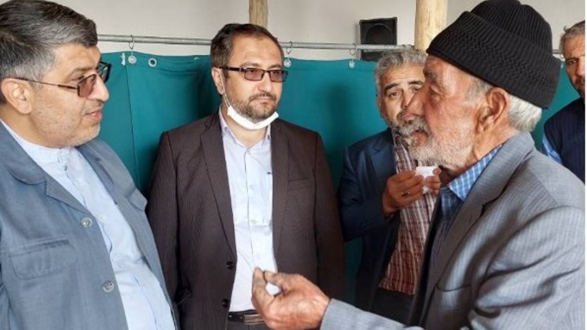 حضور دکتر علی اکبر کریمی نماینده مردم شریف شهرستان های اراک، کمیجان و خنداب در مجلس شورای اسلامی به همراه فرماندار شهرستان کمیجان، در جمع مردم شریف روستای کلوان