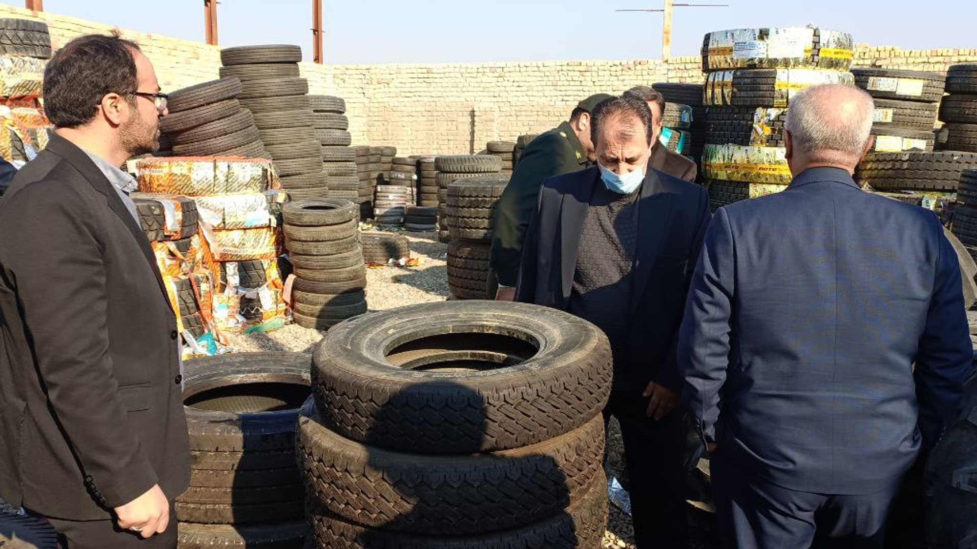 بازدید دکتر اتابکی، دبیر کمیسیون مبارزه با قاچاق کالا و ارز استان از انبار لاستیک های ایرانی و خارجی قاچاق در شهرستان ساوه