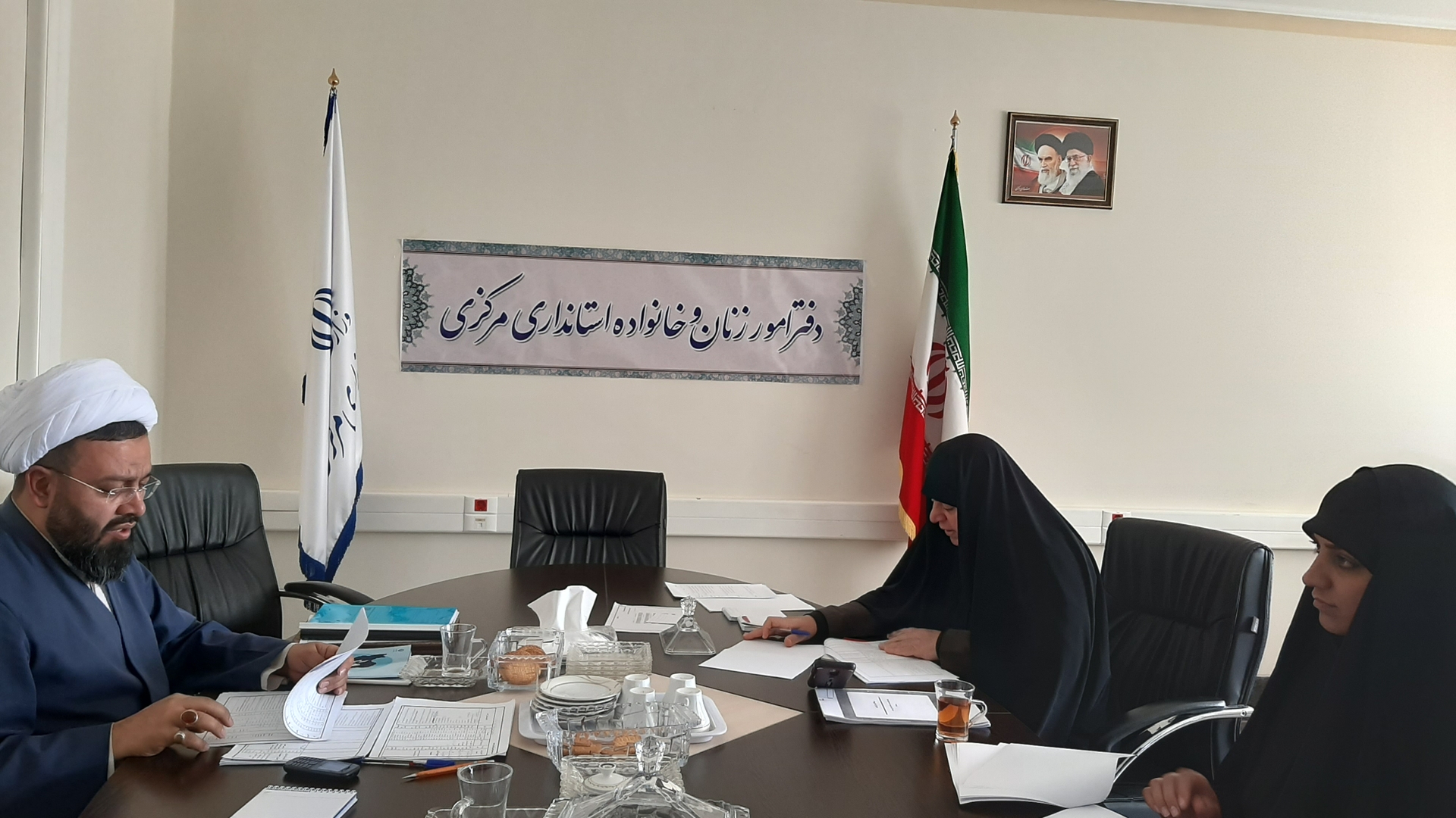 به ریاست سرکارخانم مفتح زاده مدیر کل امور بانوان استانداری جلسه جمع بندی بوم نویسی جوانی جمعیتی استان با حضورحجت الاسلام تاج آباد دبیر جبهه فرهنگی انقلاب اسلامی و دبیر مجمع  فعالان جمعیت استان درمحل دفتر امور بانوان تشکیل  گردید  . ١٤٠١-١٠-١١