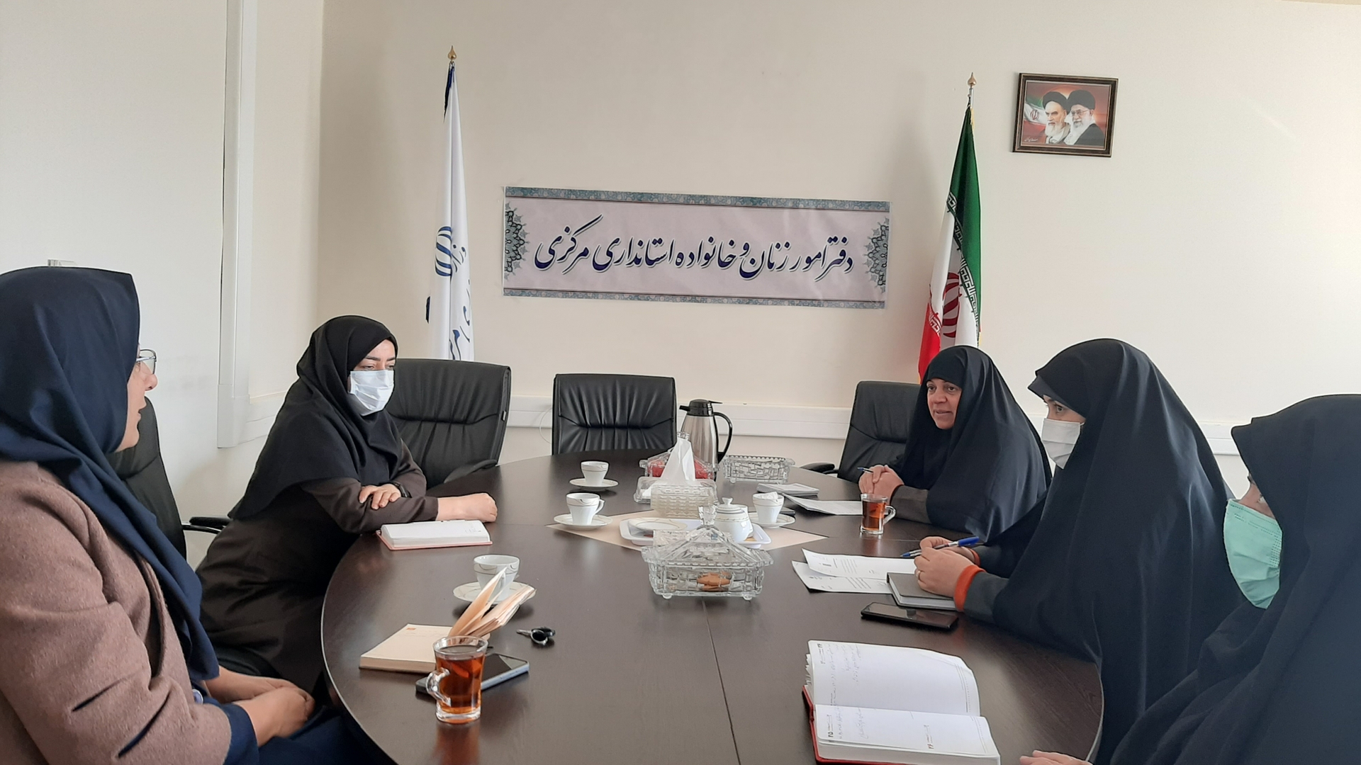 جلسه هماهنگی برنامه های هفته زن به ریاست سرکارخانم مفتح زاده مدیر کل امور بانوان استانداری درمحل دفتر برگزارگردید و درخصوص ارائه برنامه ها و نحوه اجرای انها درزمان میلاد حضرت زهرا (س) و هفته بزرگداشت مقام زن بررسی گردید .  ١٤٠١-١٠-١٢