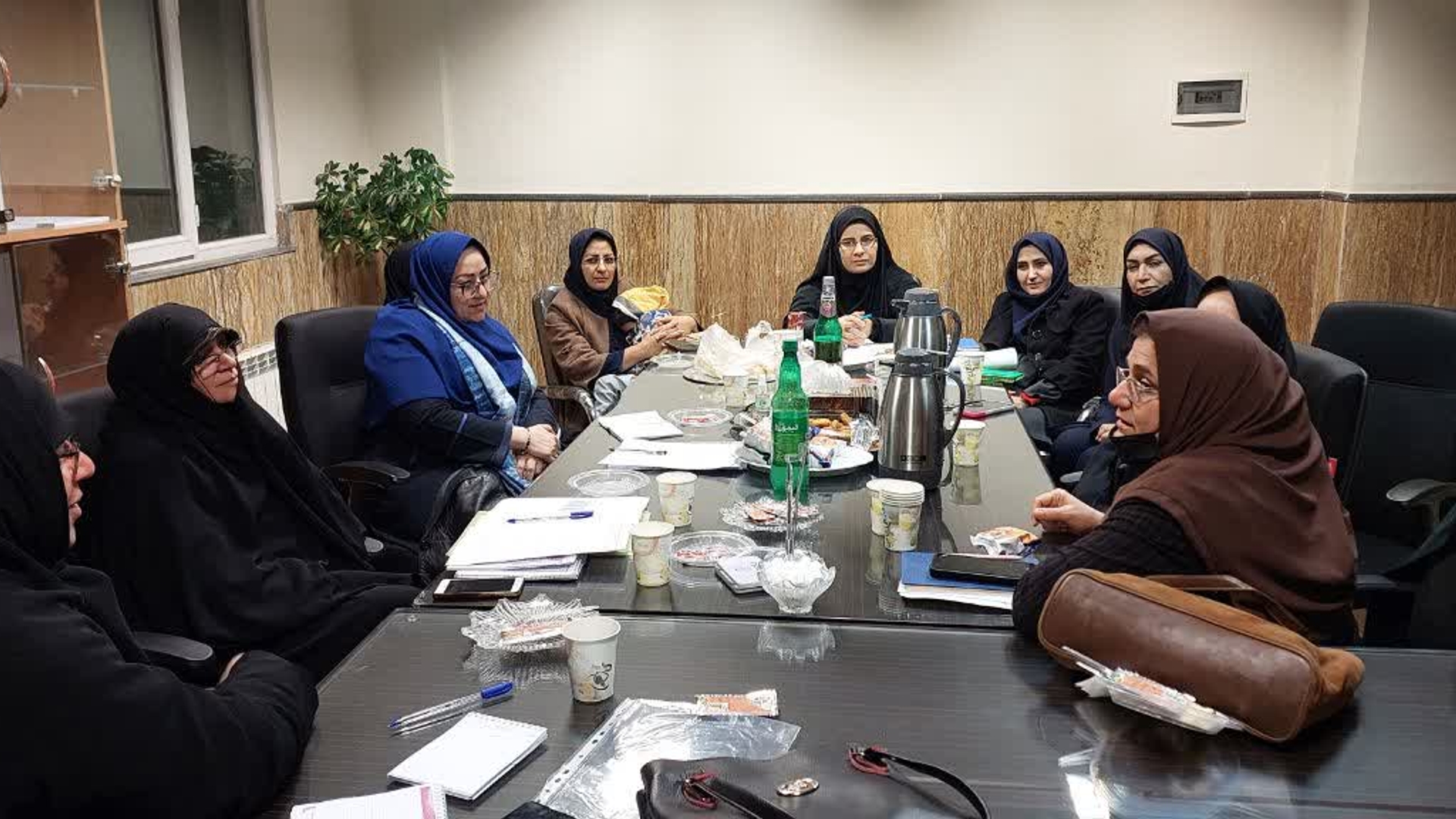 به ریاست مدیر کل امور بانوان استانداری سرکار خانم مفتح زاده دوزادهمین  جلسه کارگروه  کسب و کار هیات اندیشه ورز بانوان استان و سایر اعضای  کارگروه با موضوع همایش زنان کار آفرین استان در اتاق تعاون استان تشکیل گردید . ١٤٠١-١٠-١٢