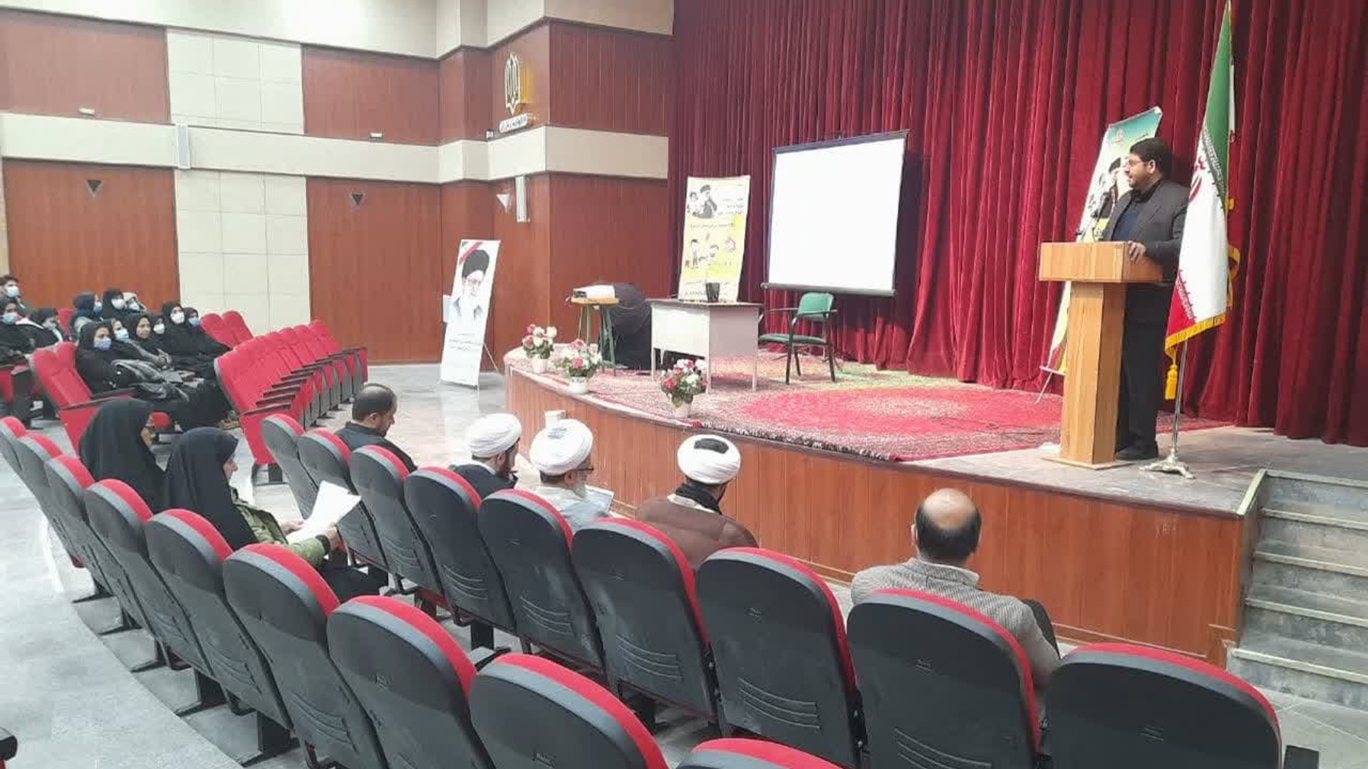 صبح امروز همایش قرارگاه جمعیت با حضور محمدرضا رضایی فرماندار شهرستان تفرش ، حجت‌ الاسلام‌ و المسلمین اجرایی امام جمعه و حجت الاسلام والمسلمین شفیعی پژوهشگر و مدرس دانشگاه و عضو ستاد راهبری جمعیت حوزه علمیه و آحاد مردم شریف و انقلابی تفرش در محل سالن آمفی تئاتر پرفسور حسابی برگزار گردید.