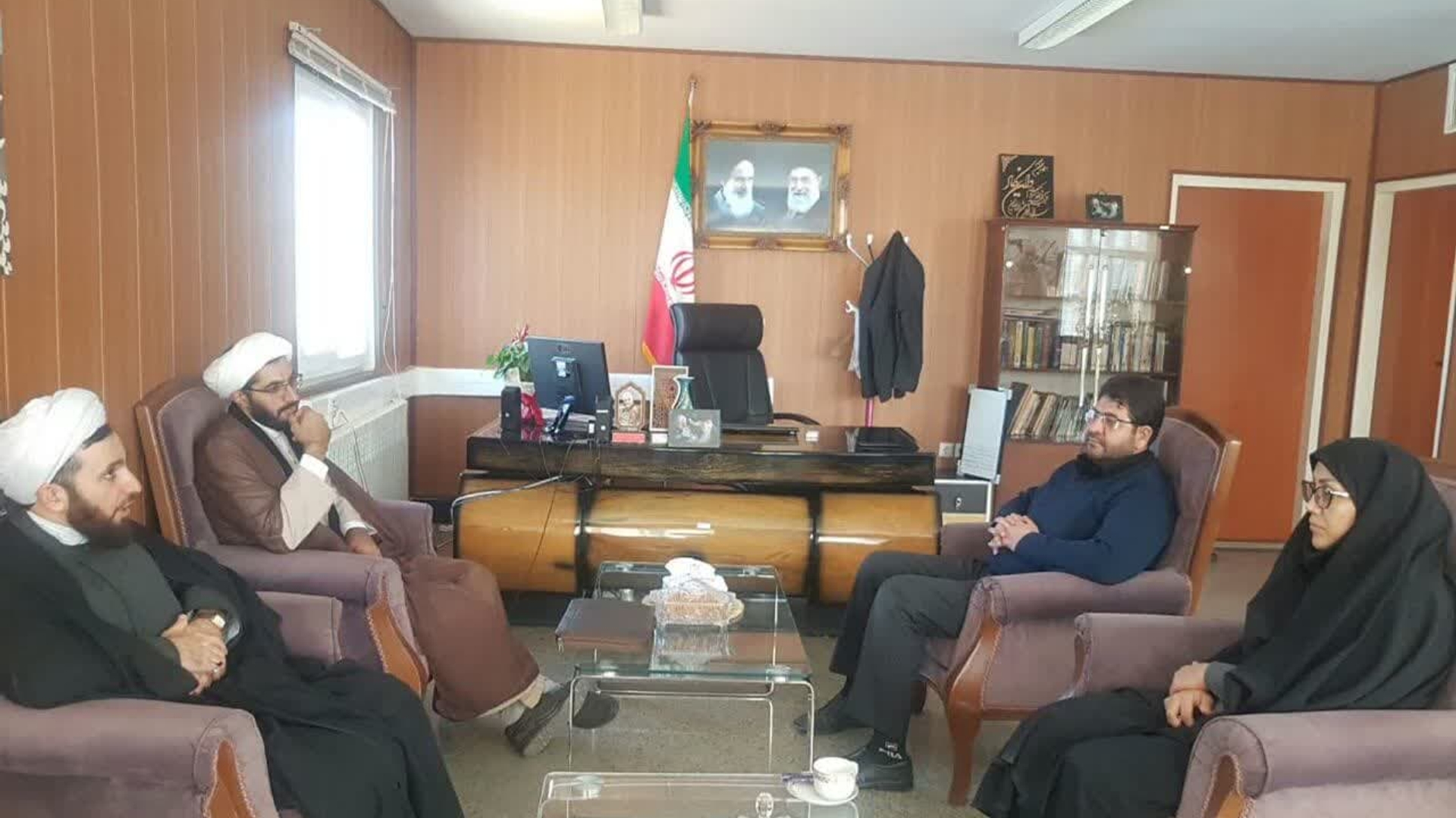 در جلسه ای که باحضور محمد رضارضایی فرماندار شهرستان تفرش وحجت‌الاسلام والمسلمین شفیعی پژوهشگر و عضو ستاد راهبری جمعیت کشور در محل فرمانداری شهرستان برگزار گردید در خصوص راهکارهای جوانی جمعیت واجرای قانون جوانی جمعیت وسایرموضوعات مختلف دراین  خصوص  بحث و تبادل نظر نمودند.