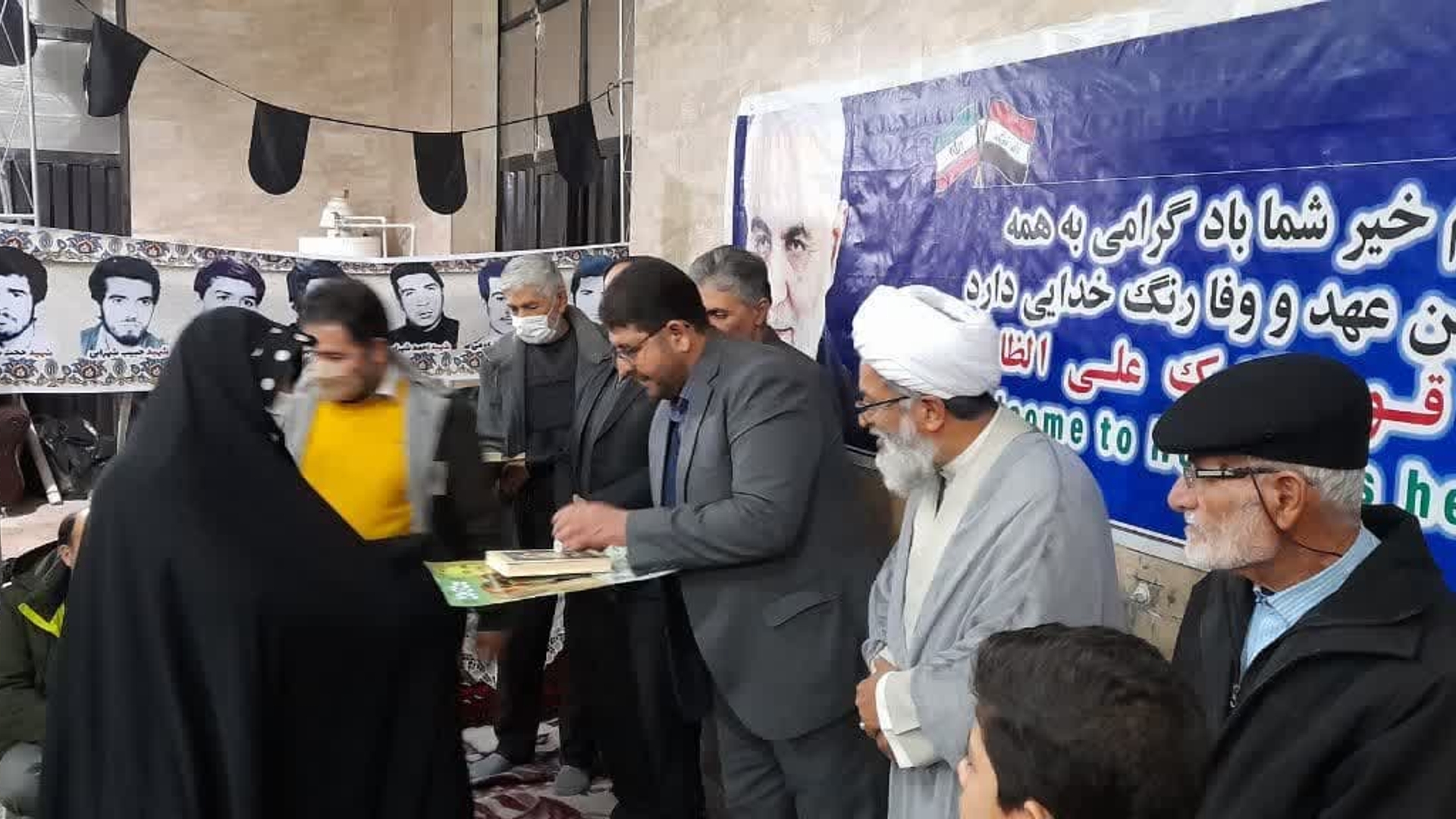 همزمان با سالروز وفات بانوی فداکار اسلام حضرت ام البنین (س) مراسم تجلیل و تکریم از مادران و همسران شهدای گرانقدر شهرستان تفرش با حضور مهندس محمدرضا رضایی فرماندار تفرش ، حجت‌الاسلام‌والمسلمین اجرایی امام جمعه ، خانواده معظم شهدا و آحاد مردم انقلابی شهرستان در محل حسینه موکب شهدای تفرش برگزار گردید.
گفتنی است در این مراسم از صبر ، استقامت زینب وار و شکیبایی مادران و همسران شهدای تفرش تجلیل و تقدیر بعمل آمد.