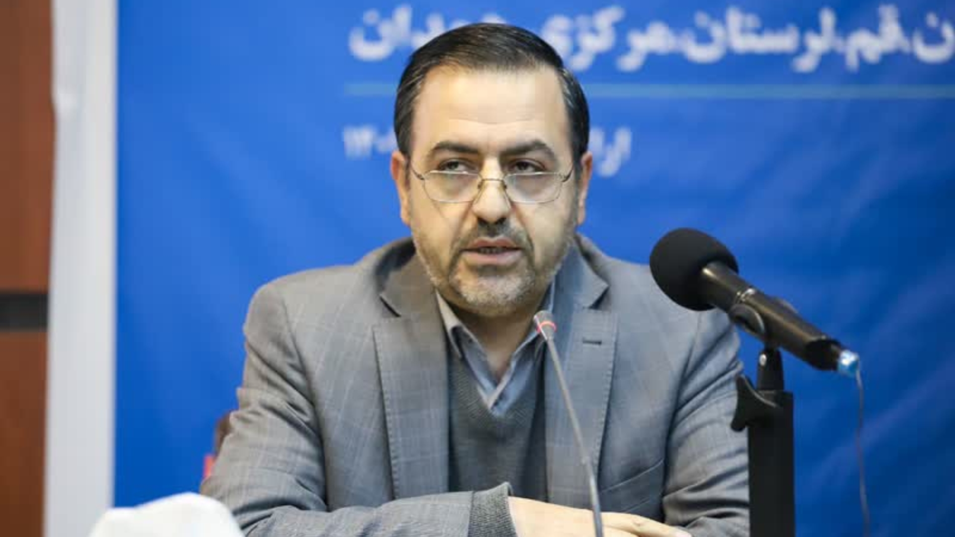 معاون هماهنگی امور اقتصادی استانداردر اولین گردهمایی مدیران کل صنعت، معدن و تجارت منطقه مرکزی اظهار کرد: بیش از یک چهارم مفاخر و مشاهیر کشور در حوزه های مختلف متعلق به استان مرکزی است و رتبه چهارم صنایع کشور، رتبه اول صنایع مادر و رتبه اول پر تنوع ترین محصولات صنعتی را با ۷۹۰۰ قلم به خود اختصاص داده است.
وی افزود: صنایع راکد و غیرفعال و نیمه فعال متاسفانه در کشور زیاد بوده و هست و می طلبد در راستای فعال شدن آنها کار زیادی انجام گیرد که در یک سال اخیر این موضوع سرلوحه کار صنعتی استان مرکزی قرار گرفته است.
میرزاخانی تصریح کرد: از آبانماه ۱۴۰۰ وضعیت صنایع بزرگ استان مرکزی از جمله هپکو، آذرآب، آونگان، کمباین سازی، ماشین سازی و لوله و پروفیل صفا در ساوه که درگیر چالش های مختلفی بودند، با انجام کار شبانه روزی متعدد امروز به نقطه ای رسیده که با وجود ۱۰۰ روز ناآرامی در کشور تنشی در سطح کارگری استان وجود ندارد و این اتفاق حاصل تلاش مدیران صنعتی استان است که آرامش به این صنایع بازگردانده شد و دست دشمن از این باب خالی شد در حالی که معاندین روی این صنایع حساب ویژه باز کرده بودند که خوشبختانه محقق نشد.
معاون هماهنگی امور اقتصادی استاندار مرکزی با بیان اینکه استان مرکزی بیش از ۳ هزار واحد صنعتی کوچک و متوسط دارد، افزود: با توجه به شرایط کشور و همه کمبودها، ناتوانی برخی از مدیران در حل مسائل کاری خود در گذشته باعث شده بود که صنایع استان ها  با مشکلات جدی روبرو باشند، یکی از راهکارهای رفع این موانع از پیش پای صنایع استان مرکزی، کارگروه تسهیل و رفع موانع تولید بود که در استان توفیقاتی حاصل شده است