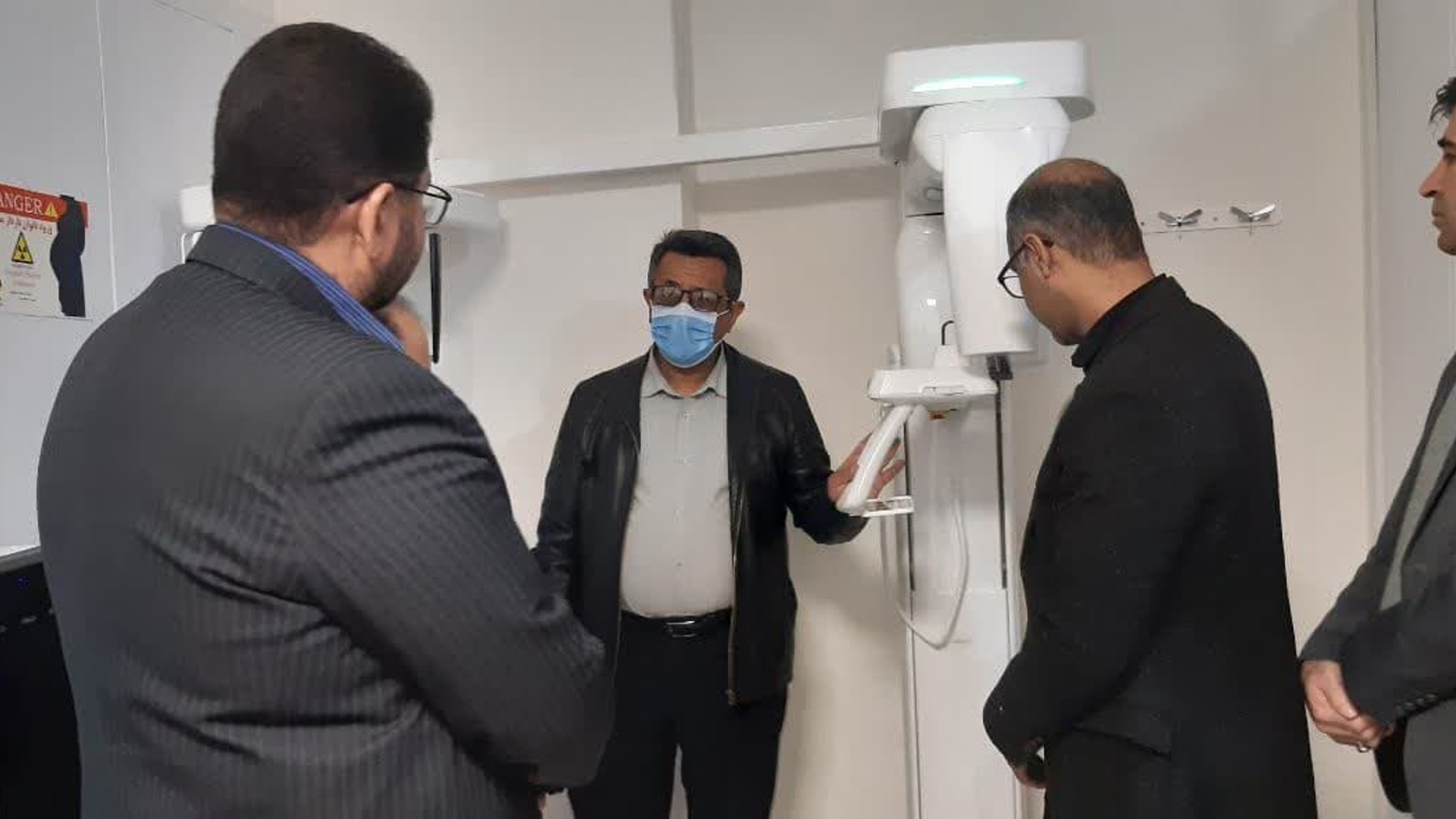 امروز صبح با حضور محمدرضا رضایی فرماندار تفرش ، مشهدی مشاور  نماینده، تعدادی از پزشکان و پرسنل بیمارستان و مدیر شبکه بهداشت و درمان شهرستان، مراسم افتتاحیه رادیولوژی دکتر آذر متخصص رادیولوژی، با سرمایه گذاری حدود سه میلیارد تومان با دارا بودن دستگاه opg و سفالوگرام و رادیولوژی دست برای تعیین سن استخوانی با همکاری دانشگاه علوم پزشکی در شهرستان تفرش انجام شد.

با این حساب دیگر مردم تفرش نیاز به سفر به  شهرستانهای دیگر ندارند و کار سایر دندانپزشکان تسهیل میگردد.