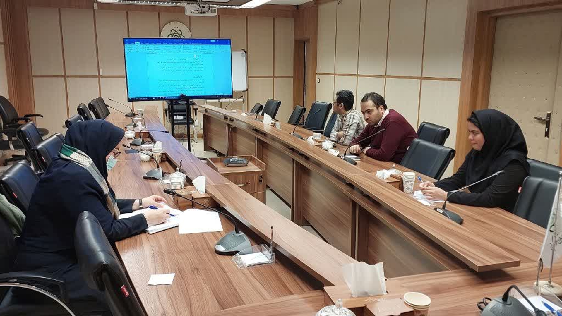 نشست  مشترک هیات اندیشه ورز کسب و کار پایدار استانداری مرکزی با حضور معاون مرکز رشد پارک علم و فناوری  استان مرکزی و کارشناسان  ذیربط  جهت بررسی راهکارهای راه اندازی خانه خلاق بانوان و خانواده در  محل کانون فرهنگی اجتماعی استانداری برگزار گردید . ١٤٠١-١٠-١٨