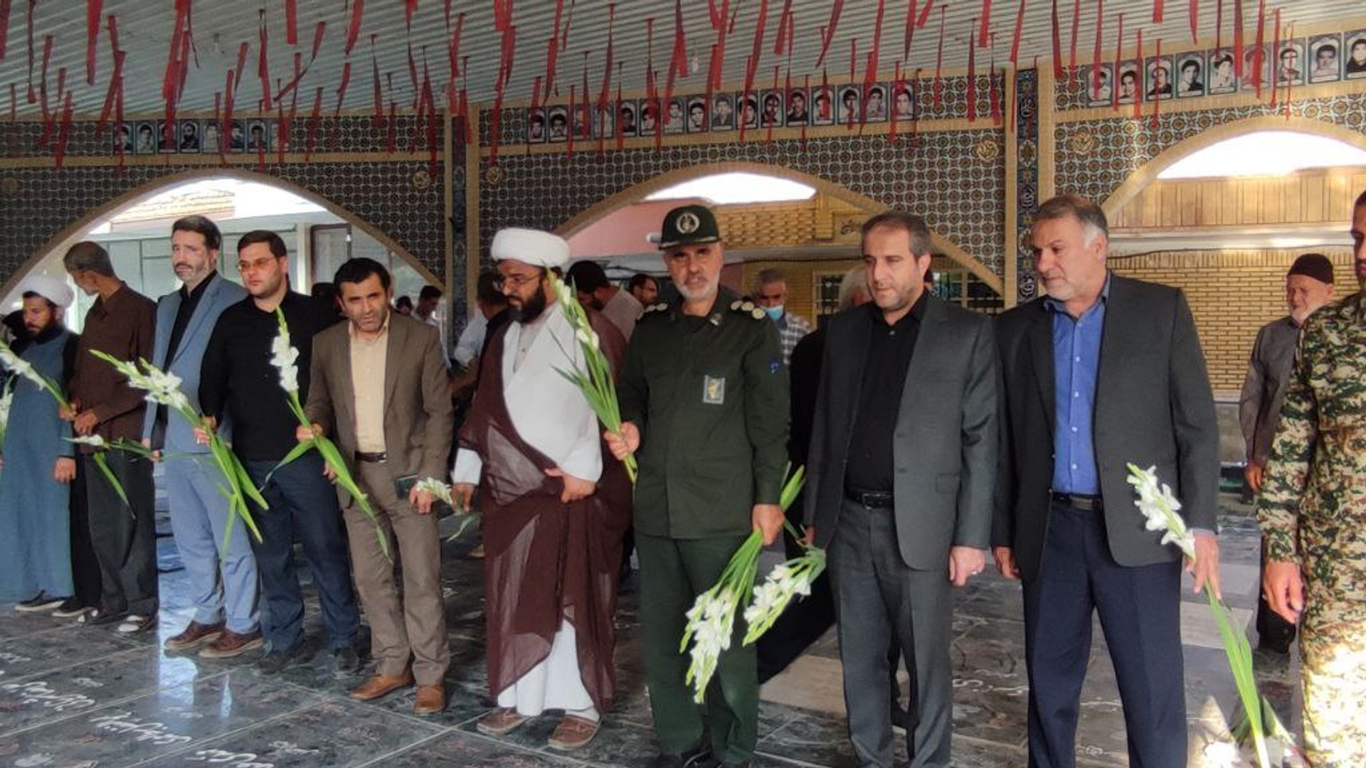 گلباران مزار مطهر شهدا به مناسبت آغاز هفته دفاع مقدس