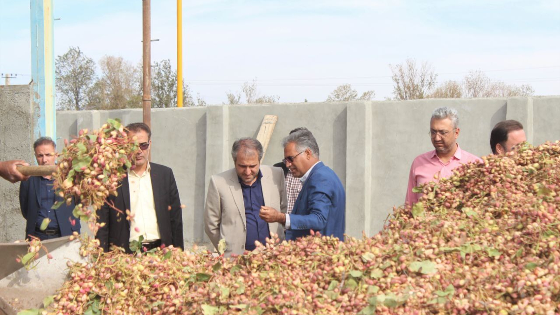 بررسی میدانی معاون استاندار و فرماندار ویژه شهرستان ساوه از مجتمع کشت و صنعت کوثر ساوه