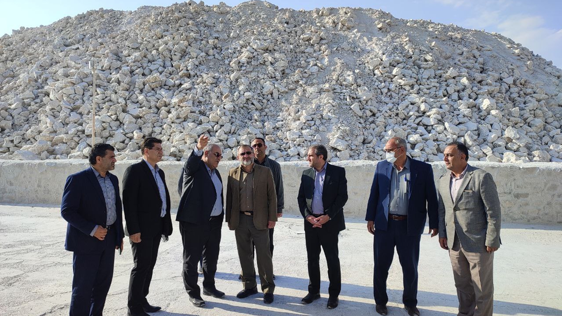 بازدید مخلص الائمه استاندار مرکزی از واحد تولید کنندی سپیدگچ در غرق آباد