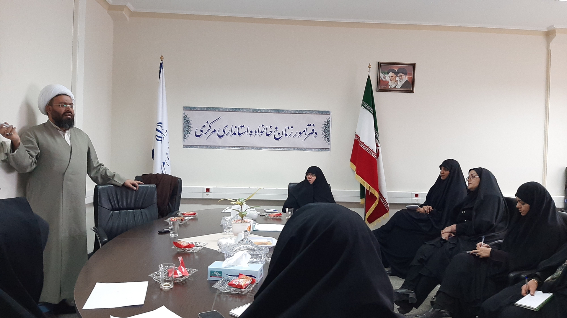 به ریاست سرکار خانم مفتح زاده مدیرکل امور بانوان استانداری کارگروه تخصصی جمعیت ذیل شورای اندیشه ورزی با حضور اعضای کارگروه  و  حجت الاسلام  تاج آباد دبیر جبهه فرهنگی انقلاب اسلامی و دبیر مجمع فعالان جمعیت  استان در محل دفتر برگزار گردید . ١٤٠١-١٠-٢٠