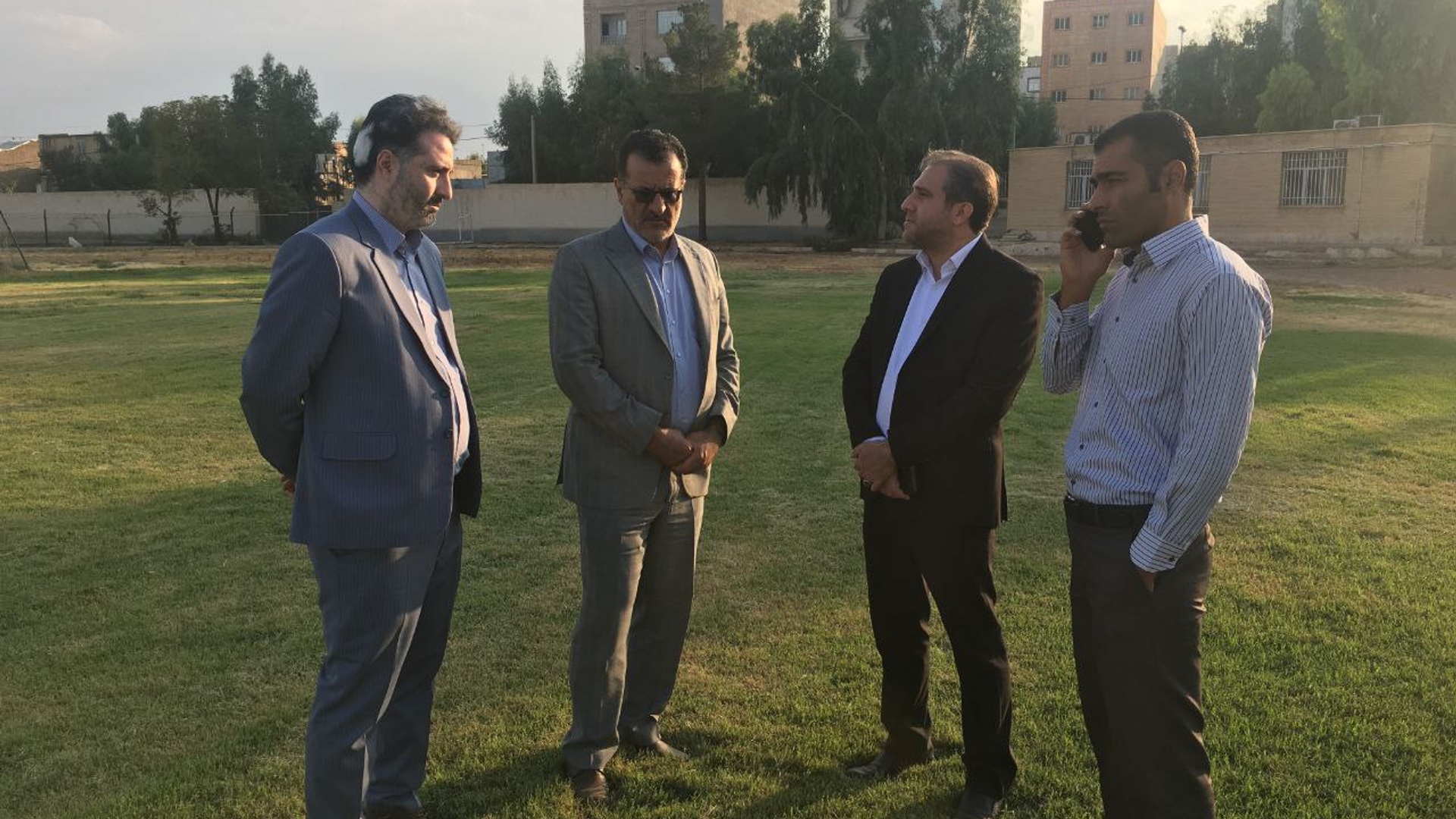 ررسی میدانی مهدی الیاسی معاون استاندار و فرماندار ویژه شهرستان ساوه به همراه عسگری رئیس سازمان مدیریت و برنامه ریزی استان مرکزی از مجموعه ورزشی شهید چمران ساوه.