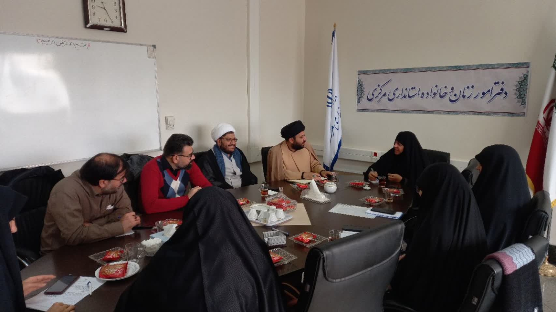 به ریاست سرکار خانم مفتح زاده مدیر کل امو بانوان جلسه  هماهنگی  عملیات مادران قاسم پرور در سطح  ملی درایام میلاد حضرت  فاطمه  (س) با حضور  اعضای جلسه و جبهه جمعیتی  برگزار  گردید .   ١٤٠١-١٠-١٩