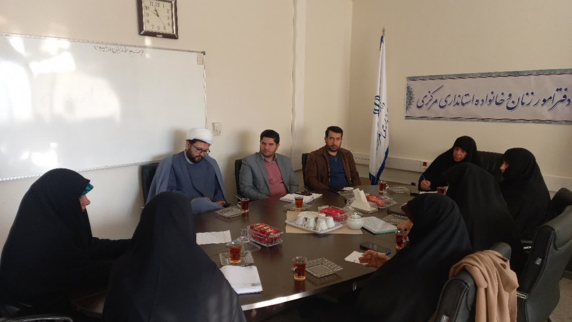 جلسه هماهنگی دوره آموزشی کنشگر عفاف و حجاب در استان در بهمن ماه در محل پردیس زینب  کبری دانشگاه  فرهنگیان درمحل دفترامور بانوان به ریاست سرکار خانم مفتح زاده مدیرکل امور بانوان استانداری  برگزارگردید  .  ١٤٠١-١٠-١٧