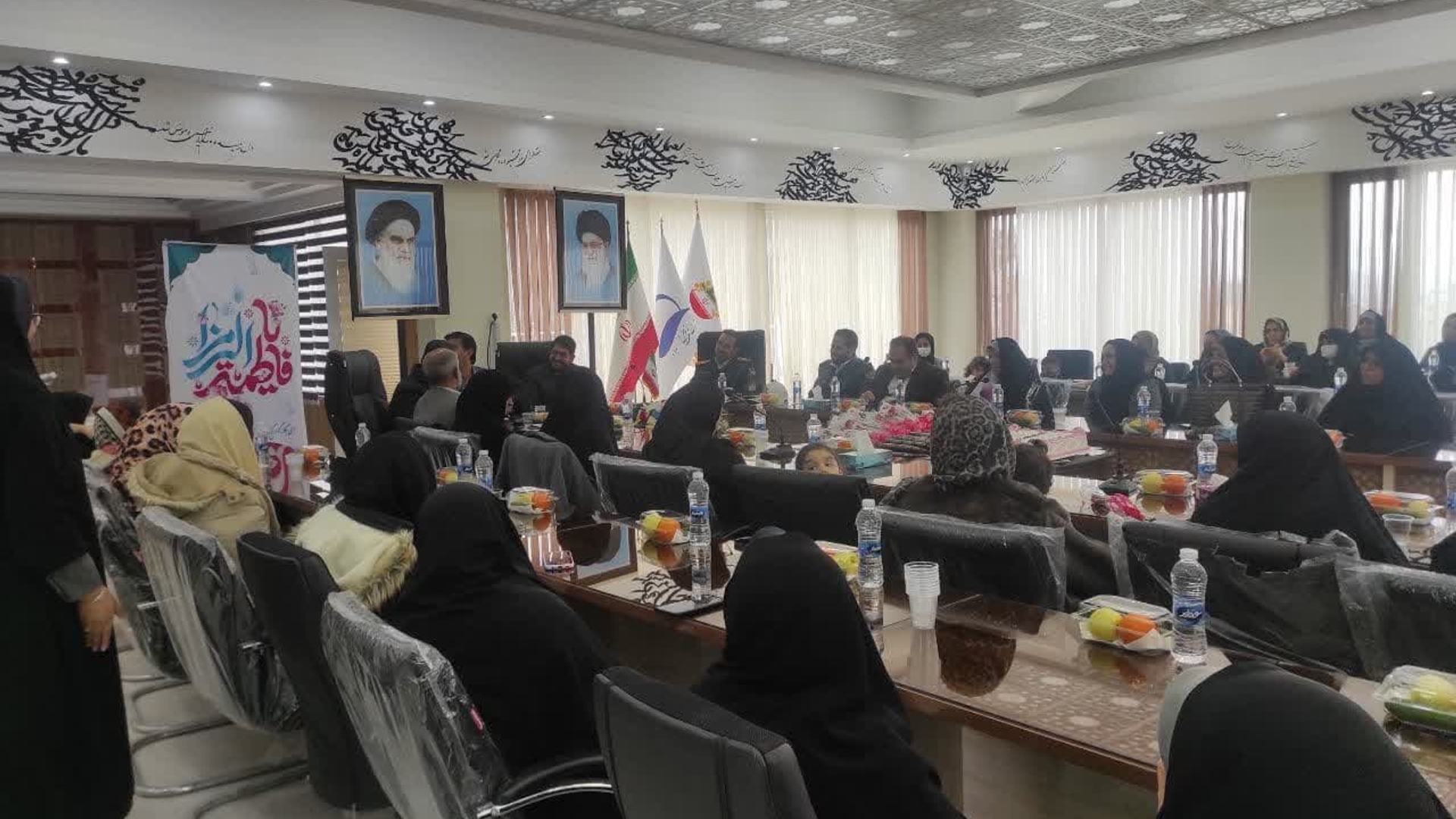 جشن هفته بزرگداشت مقام مادر و روز زن با حضور محمدرضا رضایی فرماندار تفرش ، سرهنگ فراهانی فرمانده انتظامی شهرستان،  قنبری شهردار تفرش ، اعضای شورای شهر و جمعی از مادران و بانوان شریف شهرستان تفرش به همت شهرداری وشورای اسلامی شهر تفرش در شورای شهر تفرش برگزار گردید.