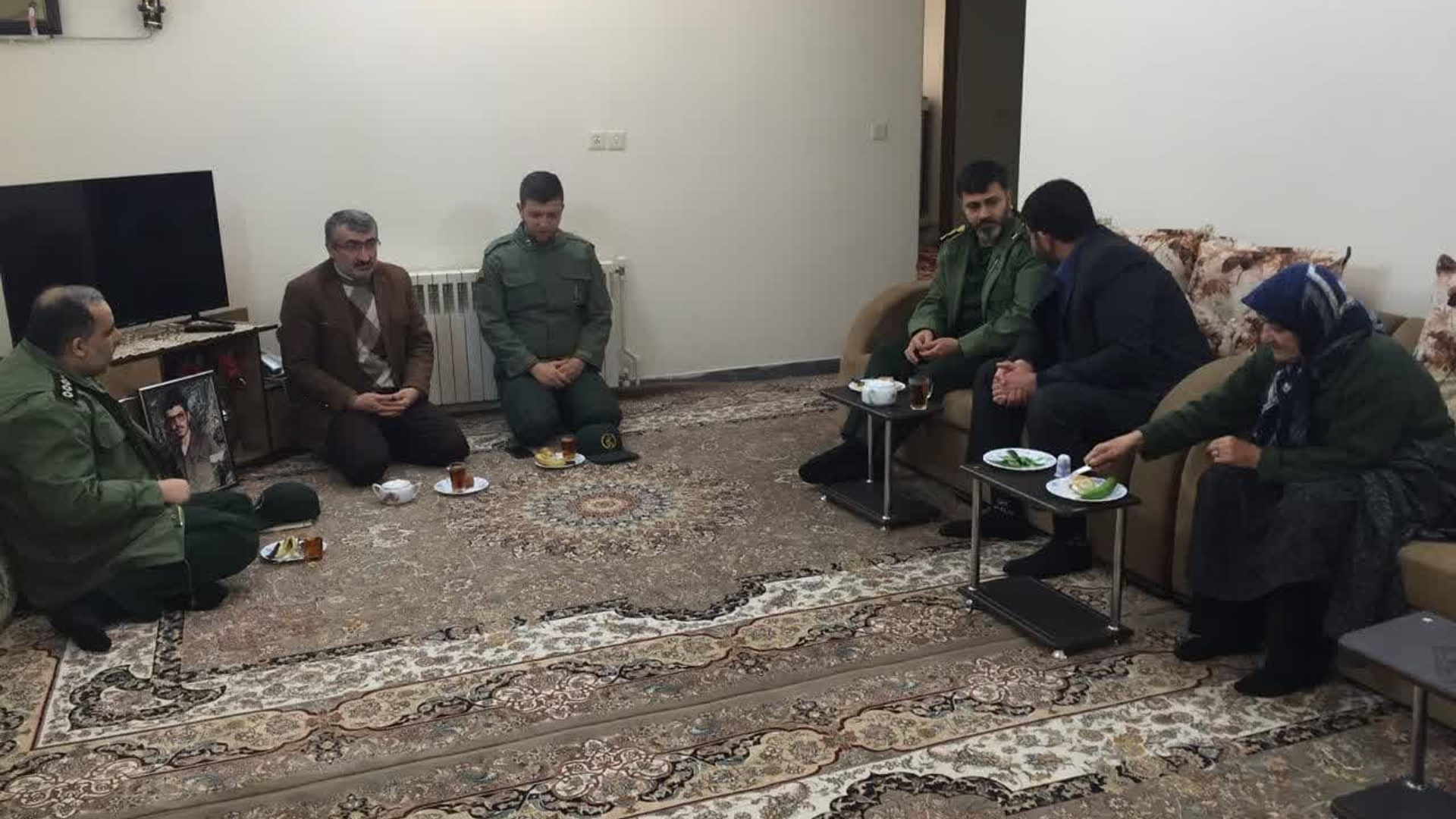 به مناسبت هفته بزرگداشت مقام مادر و روز زن و ولادت حضرت فاطمه‌ زهرا (س)، محمدرضا رضایی فرماندار تفرش به همراه سرهنگ میرهادی فرمانده ناحیه مقاومت بسیج تفرش و عباسی رئیس بنیاد شهید با خانواده های شهید احمدرضا صیادی و شهید حسین عباسی دیدار و از صبر ، شکیبایی و استقامت زینب وار آنان تقدیر و تجلیل نمودند.